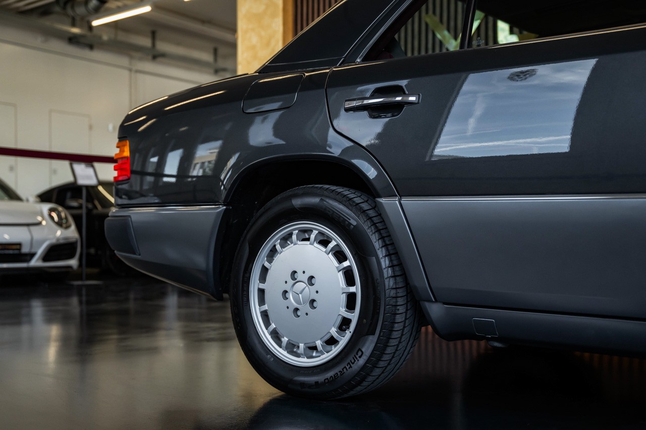 MERCEDES-BENZ 230 E-image-10