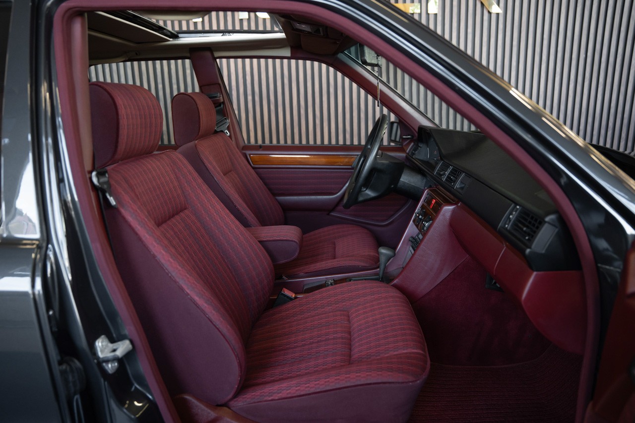 MERCEDES-BENZ 230 E-image-15