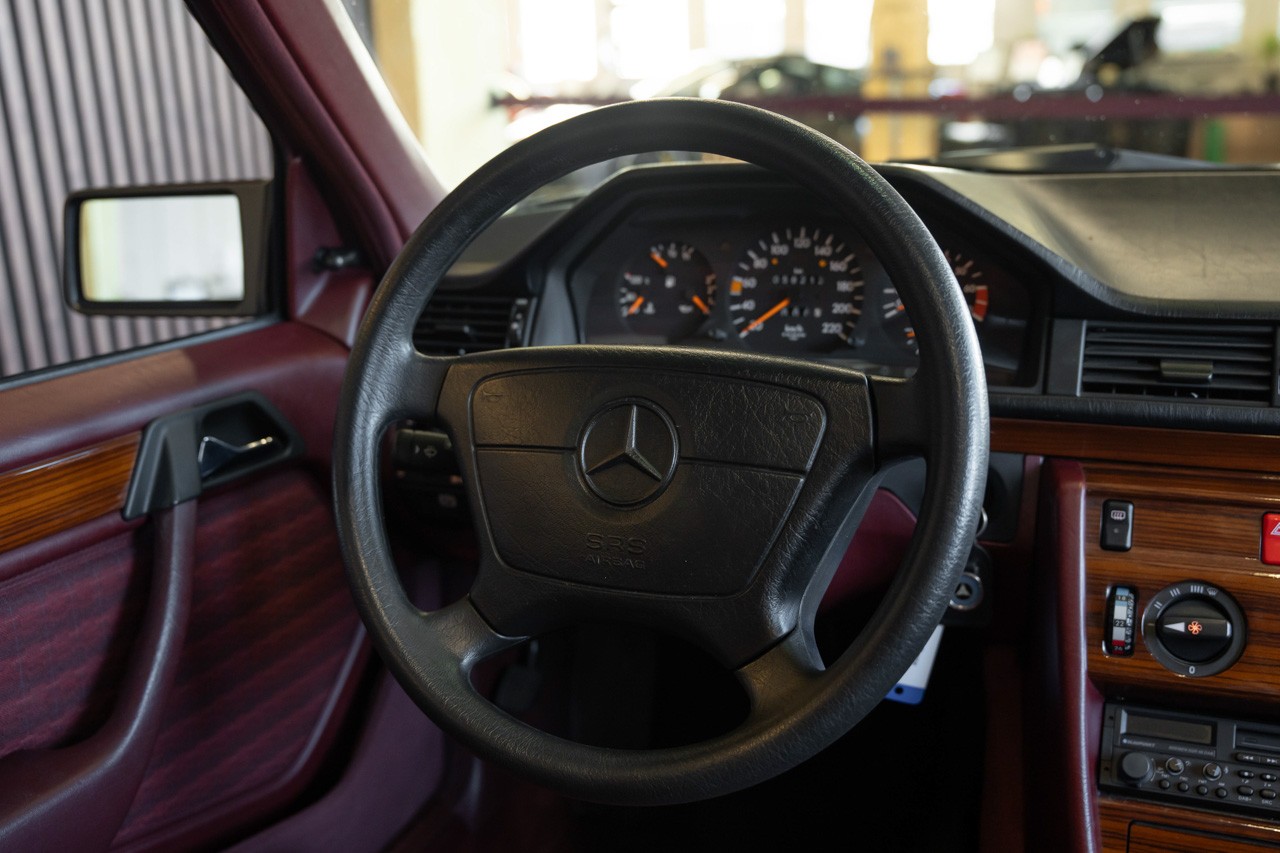 MERCEDES-BENZ 230 E-image-22