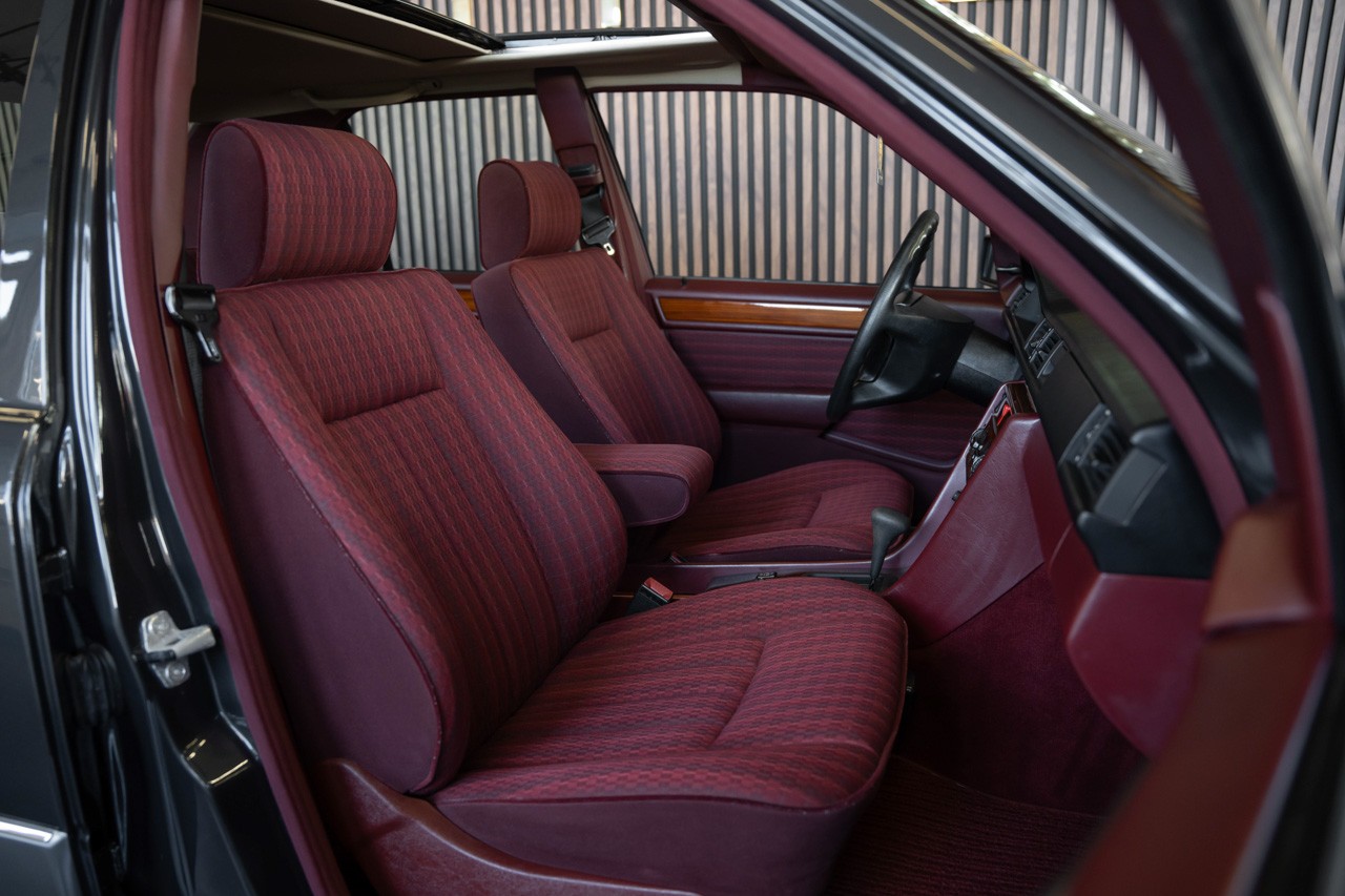 MERCEDES-BENZ 230 E-image-16