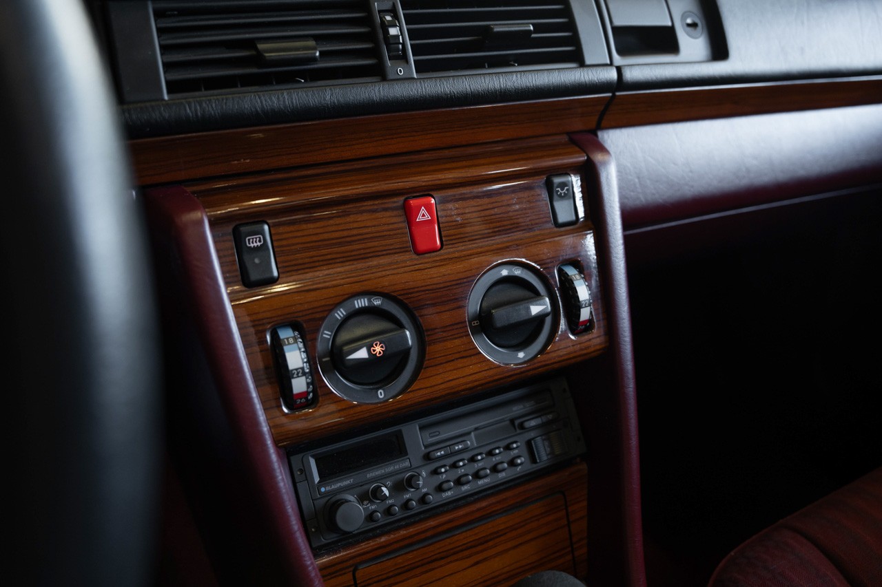 MERCEDES-BENZ 230 E-image-23
