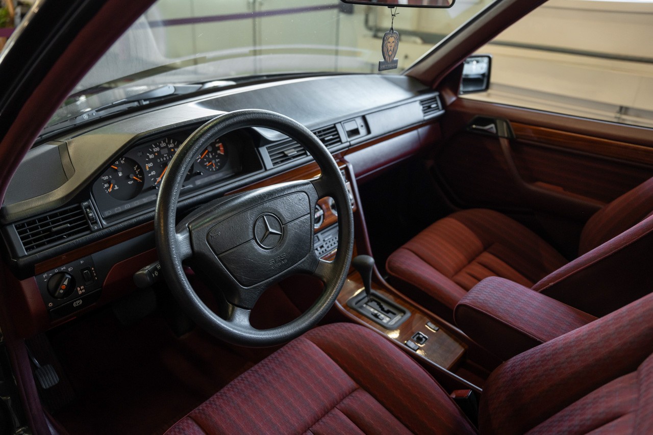 MERCEDES-BENZ 230 E-image-12