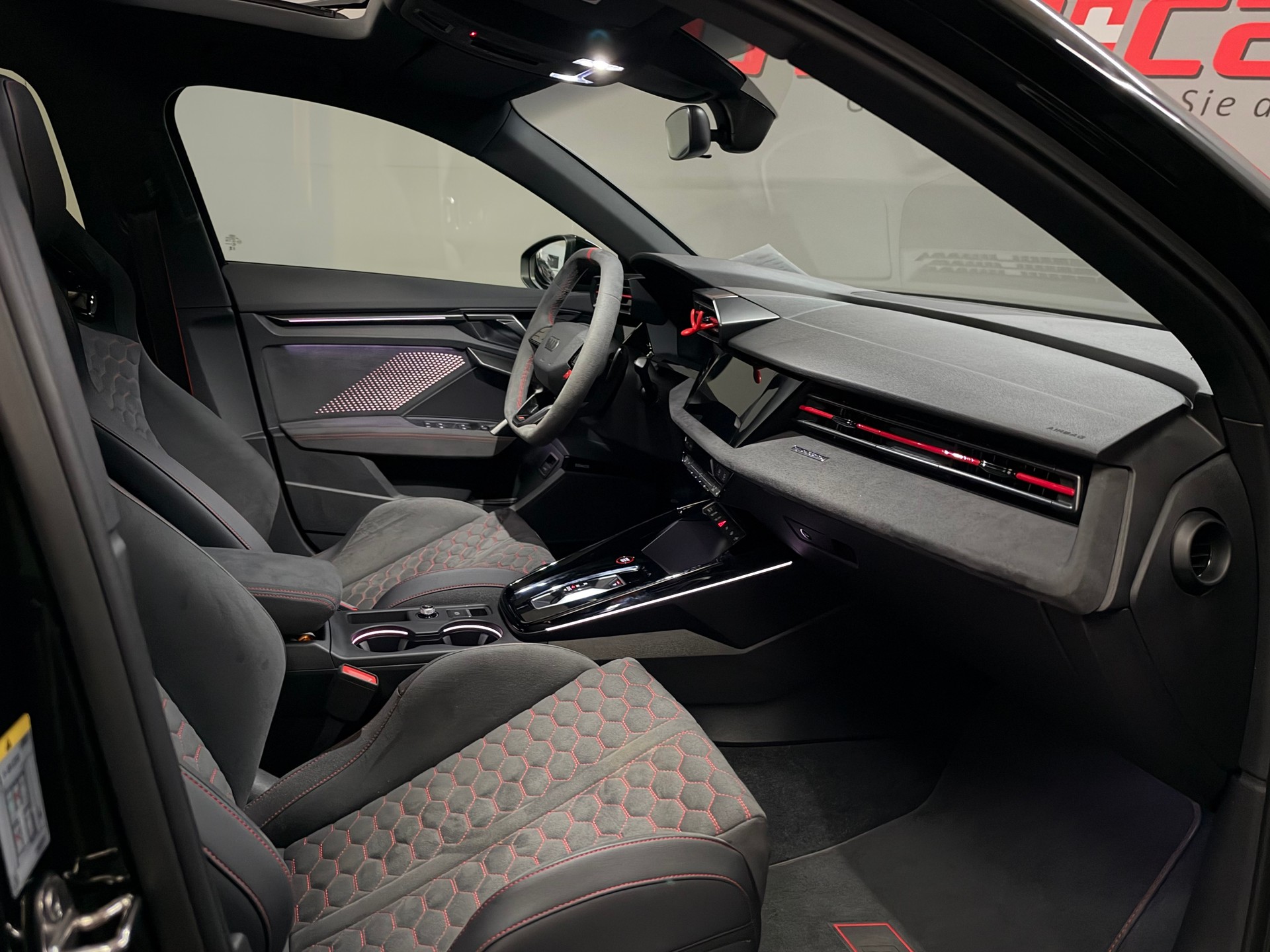 AUDI RS3 Limousine 2.5 TSI quattro S-tronic-image-18