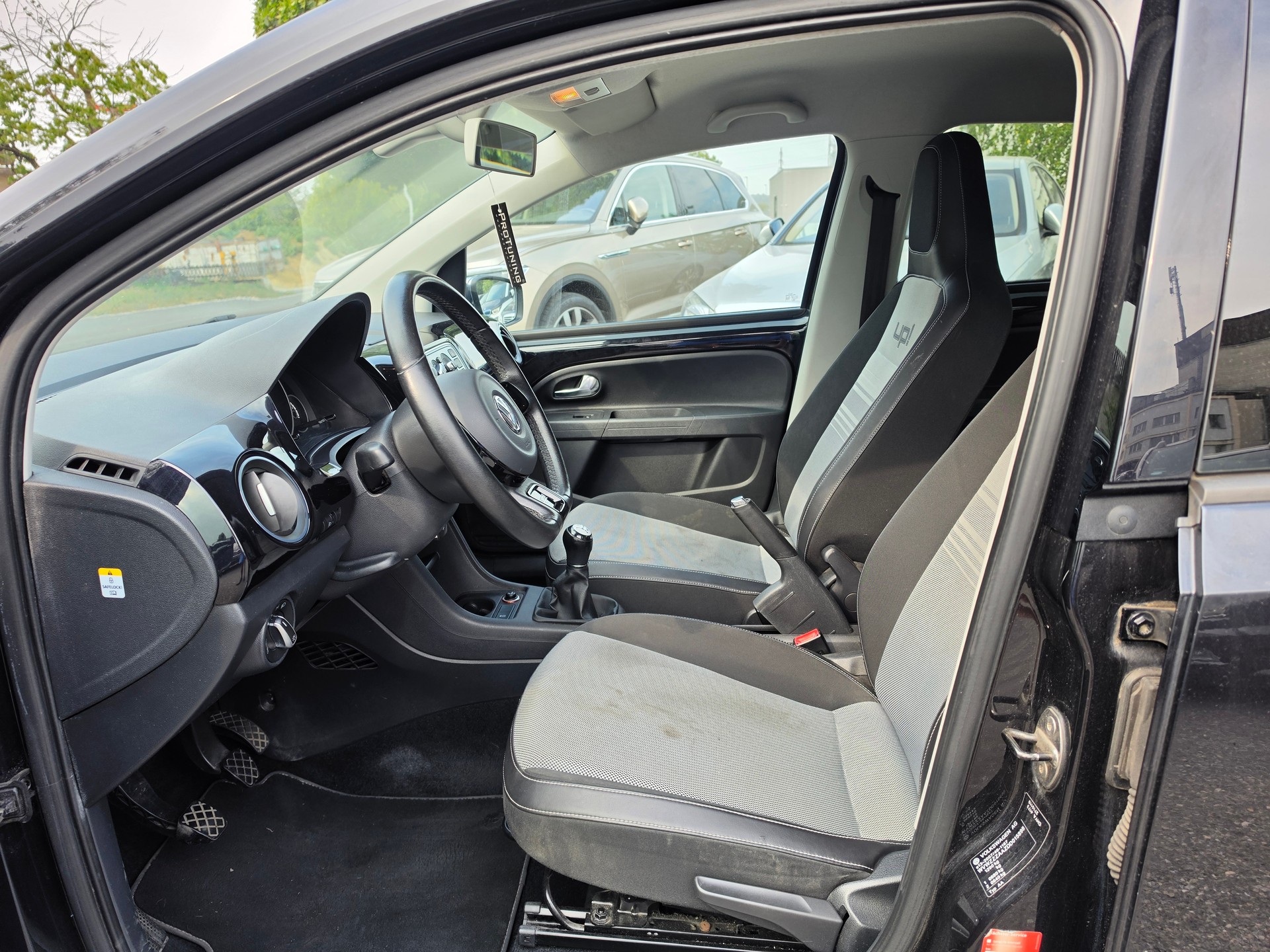VW Up 1.0 BMT black up-image-9