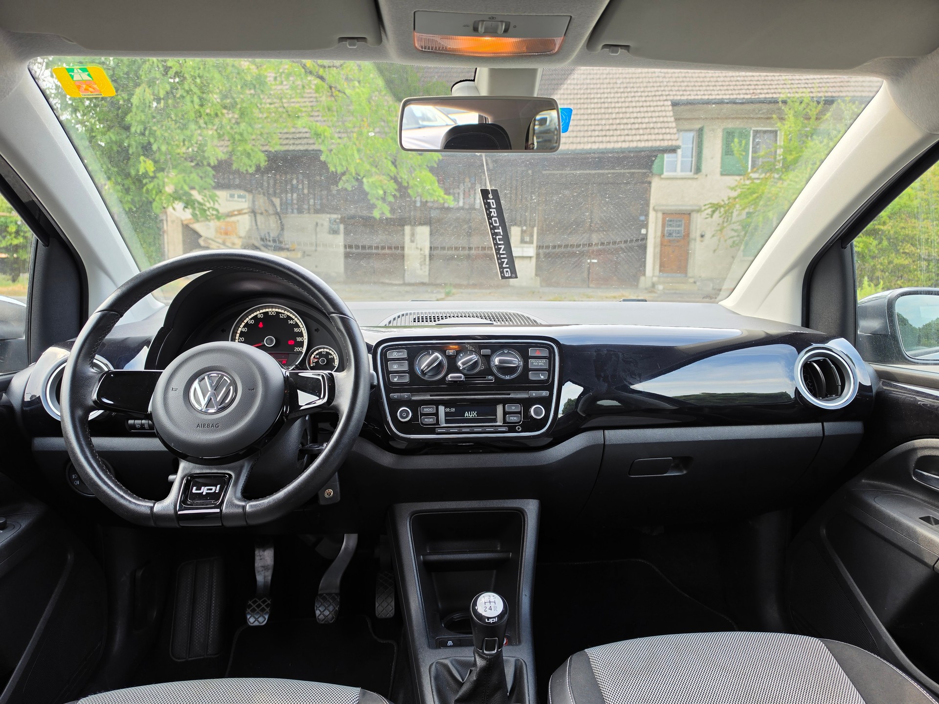 VW Up 1.0 BMT black up-image-8
