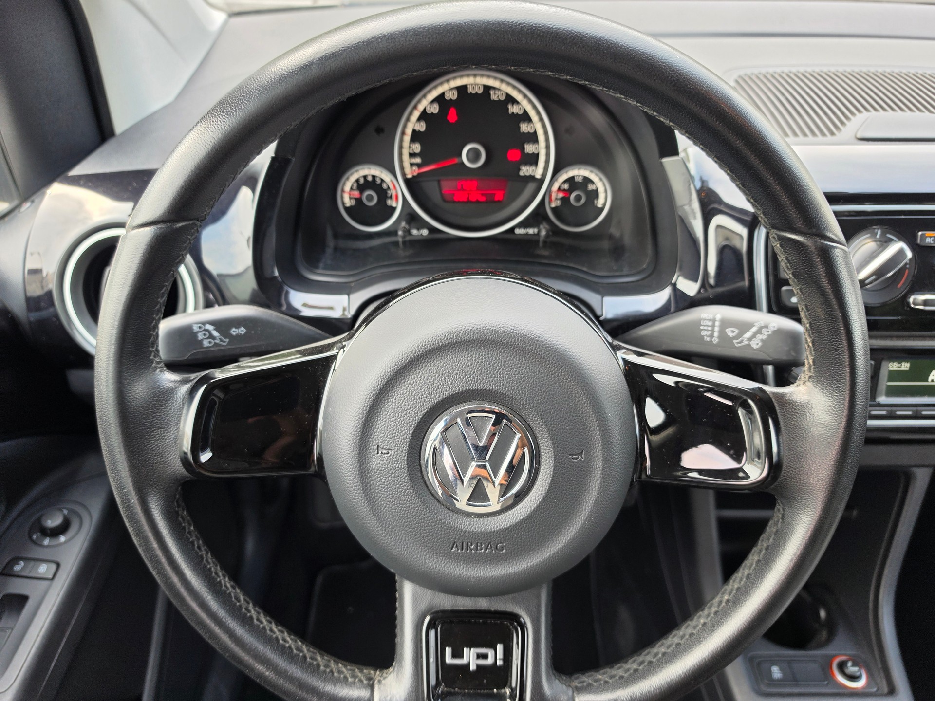 VW Up 1.0 BMT black up-image-14