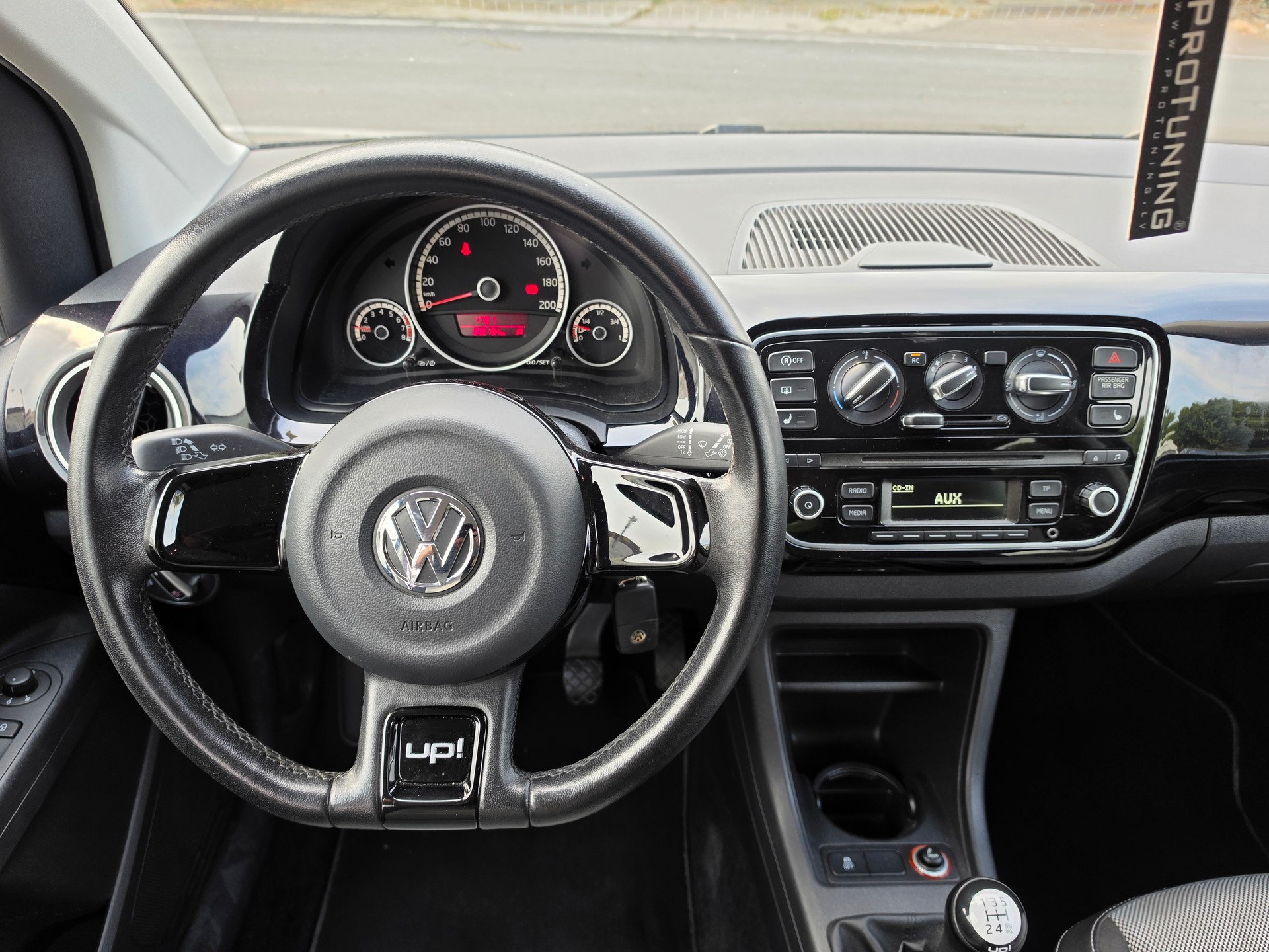 VW Up 1.0 BMT black up-image-12