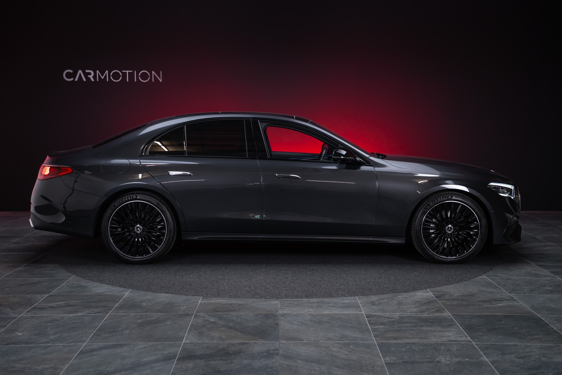 MERCEDES-BENZ E 220 d AMG Line Limousine / Hyperscreen / Panorama-Schiebedach / Burmester-showroom-element-3