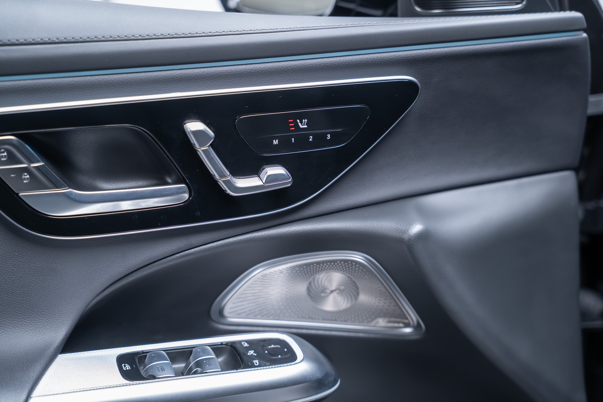 MERCEDES-BENZ E 220 d AMG Line Limousine / Hyperscreen / Panorama-Schiebedach / Burmester-image-15