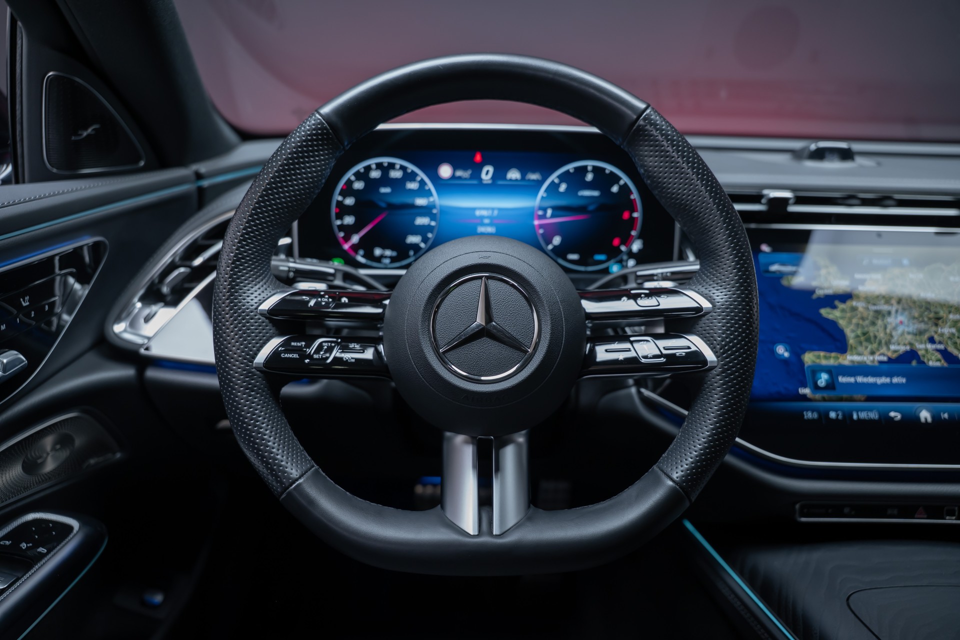MERCEDES-BENZ E 220 d AMG Line Limousine / Hyperscreen / Panorama-Schiebedach / Burmester-image-25