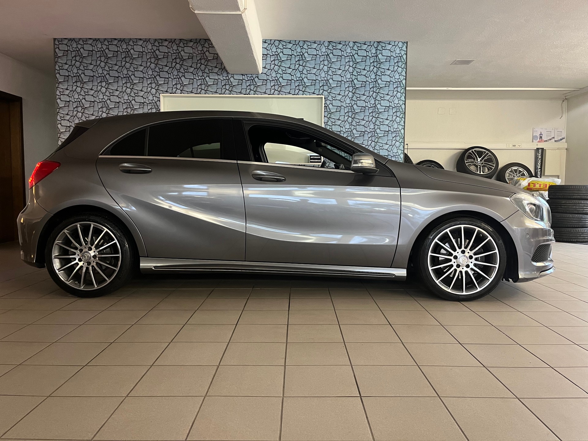 MERCEDES-BENZ A 180 AMG Line-image-1