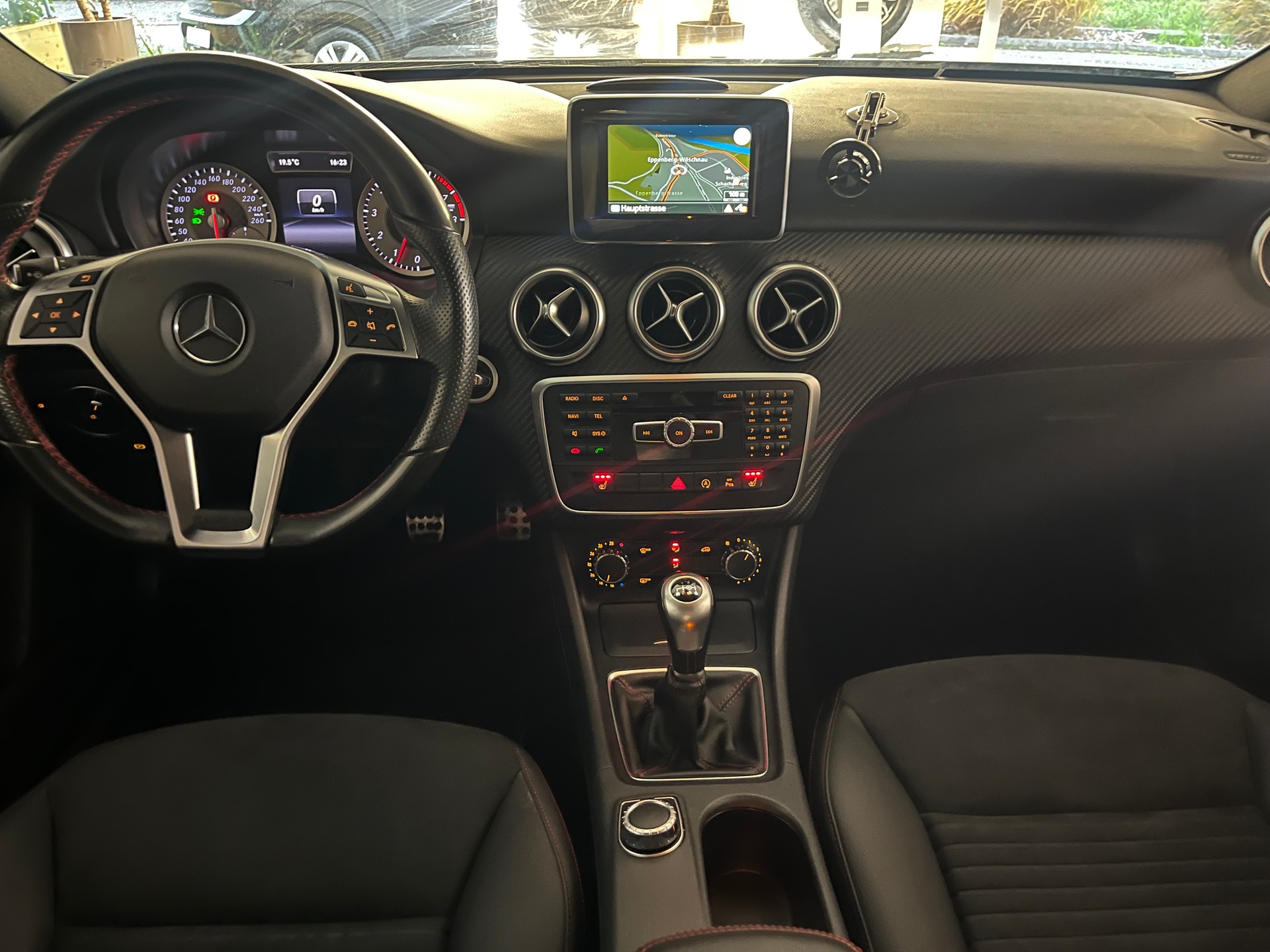 MERCEDES-BENZ A 180 AMG Line-image-10