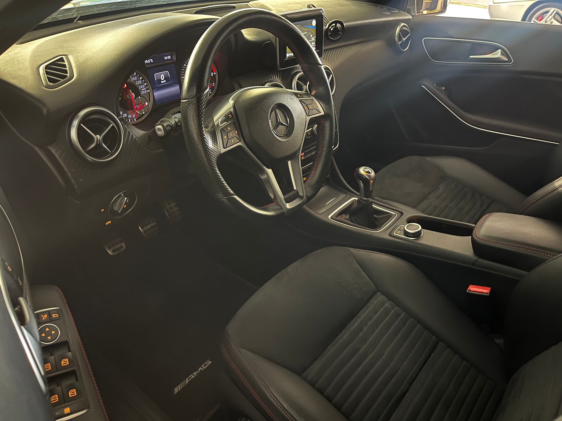 MERCEDES-BENZ A 180 AMG Line-image-9