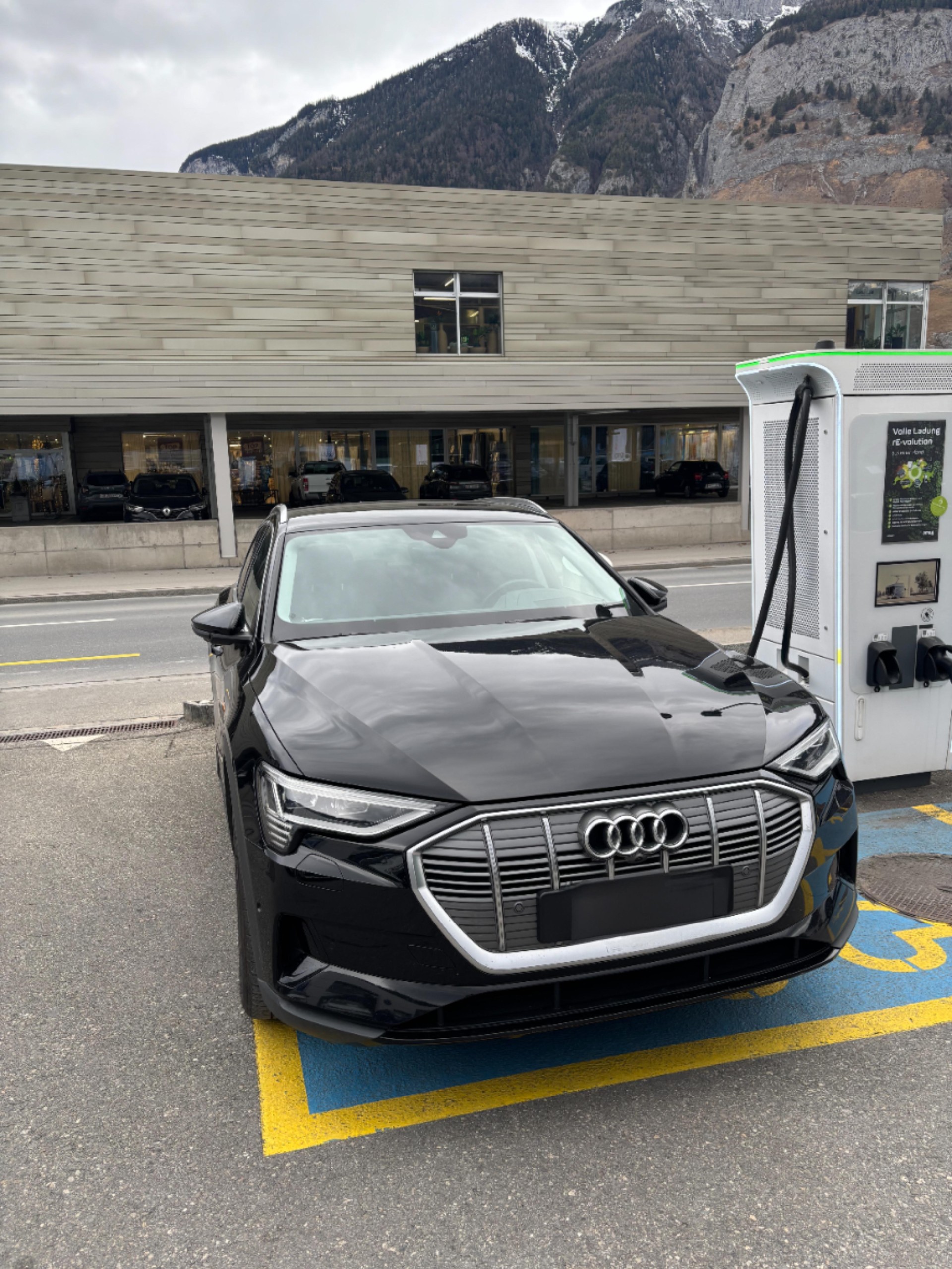 AUDI e-tron 50 quattro Premium-image-0