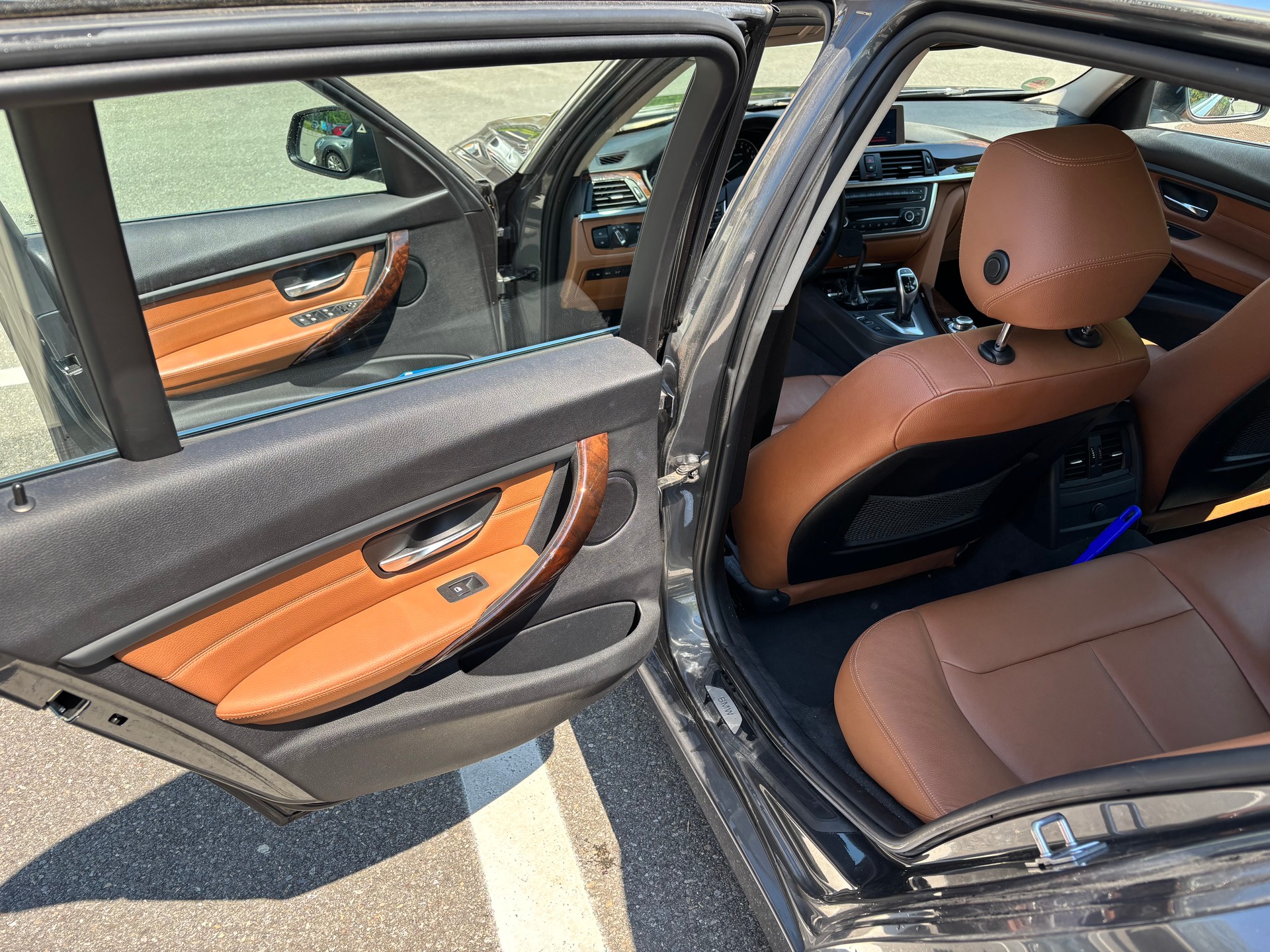 BMW 328i xDrive Touring Luxury Line Steptronic-image-10