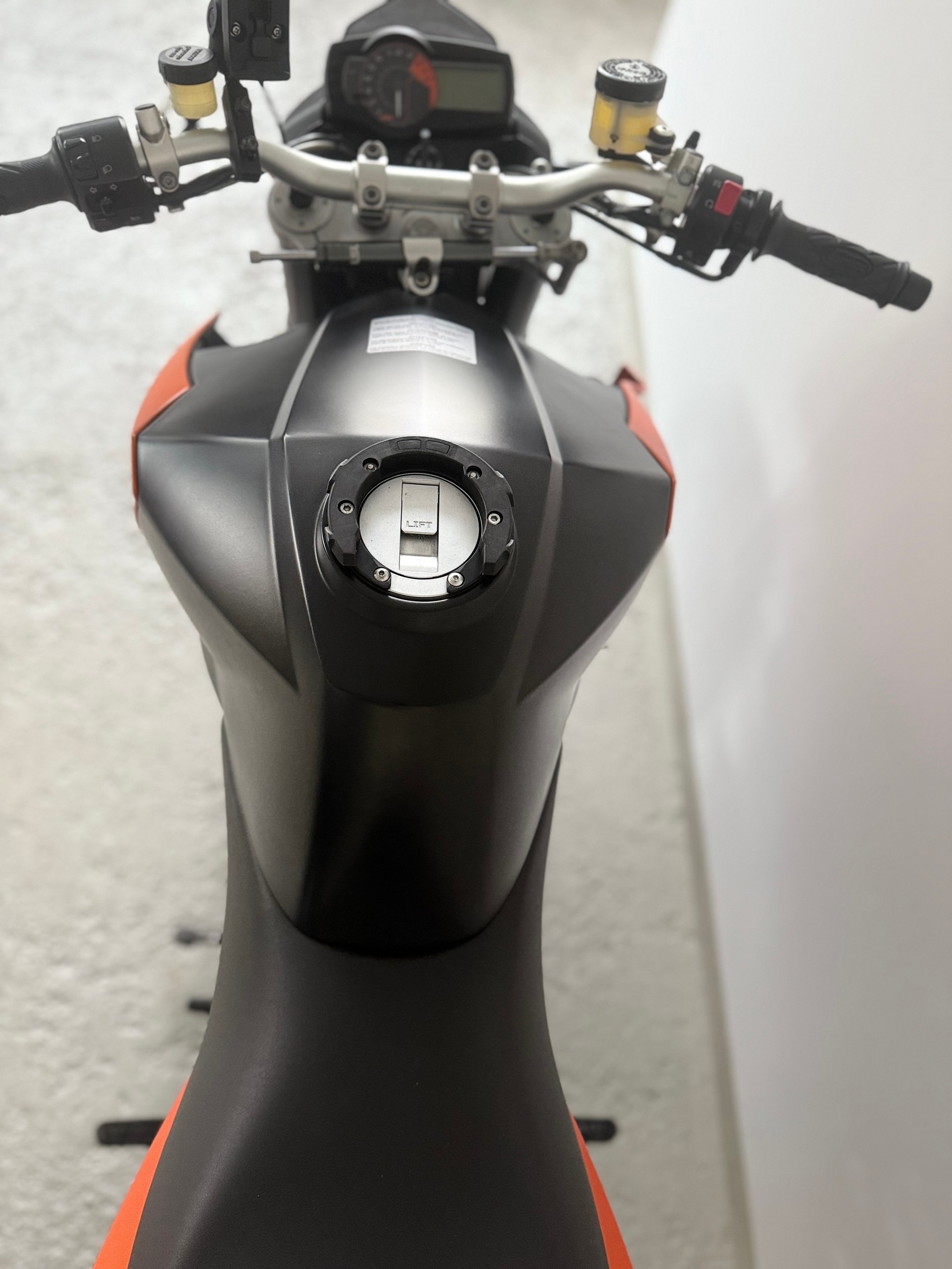 KTM 990 Super Duke-image-12