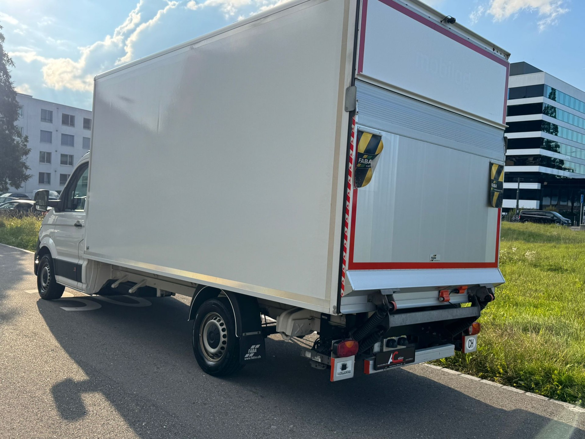 VW Crafter 35 2.0 TDI Koffer/Hebebuhne Champion L4 A-image-3