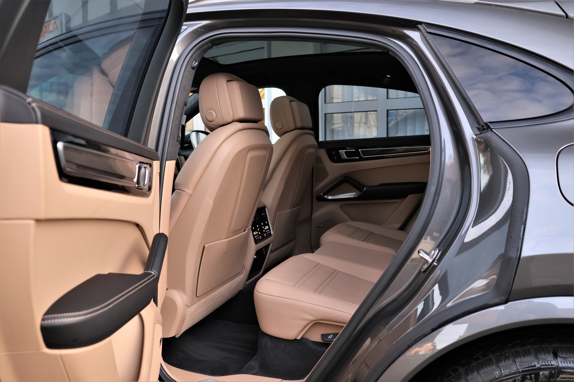 PORSCHE Cayenne Turbo Coupé S E-Hybrid (CH) + 3.0T AHK-image-11