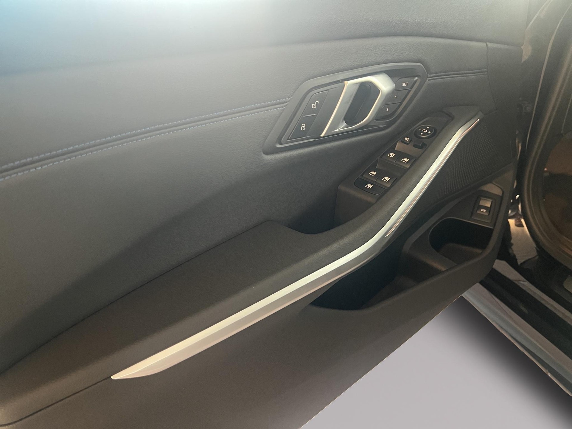 BMW 330i xDrive M Sport Touring-image-17