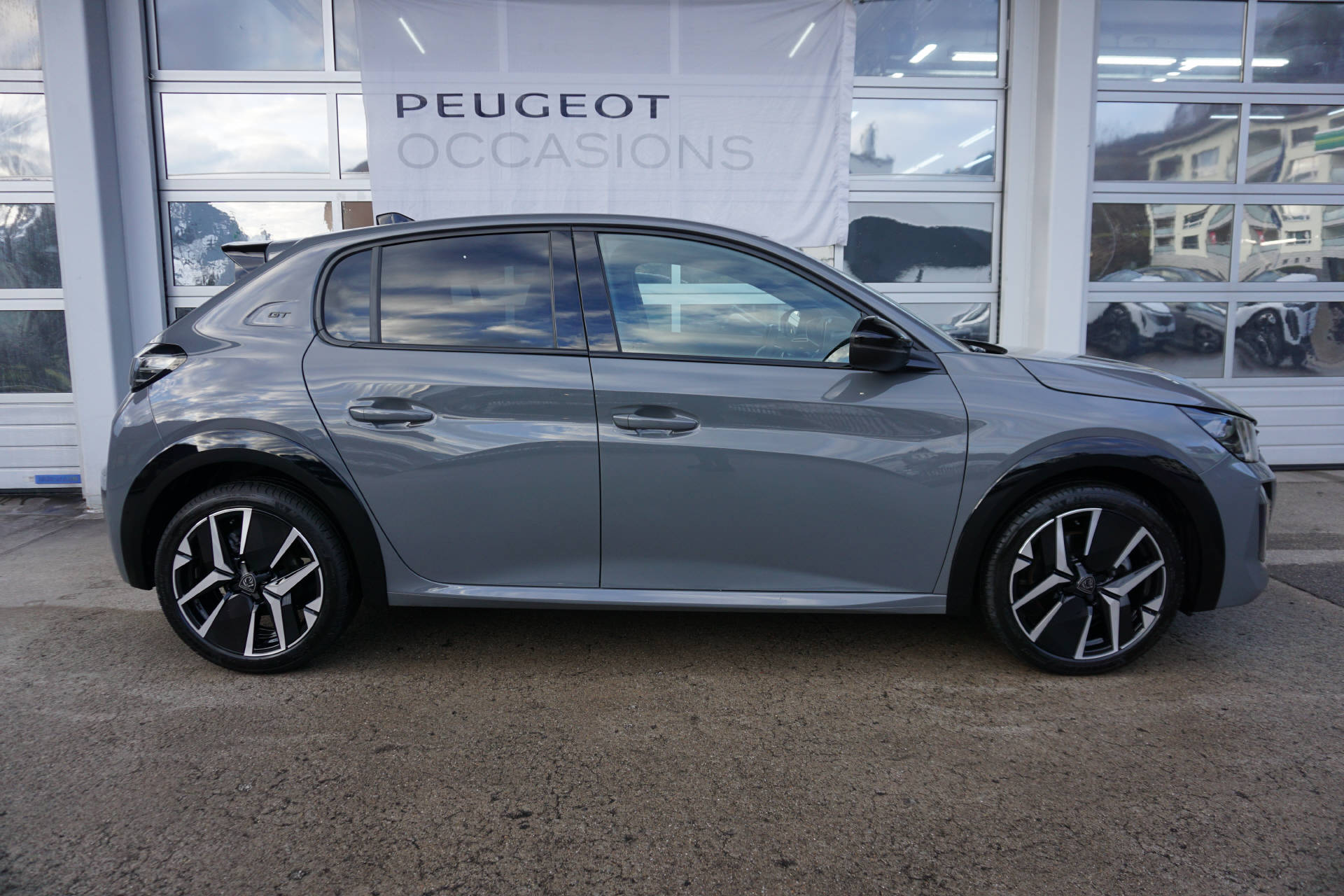 PEUGEOT 208 1.2 Hybrid 145 GT-showroom-element-1