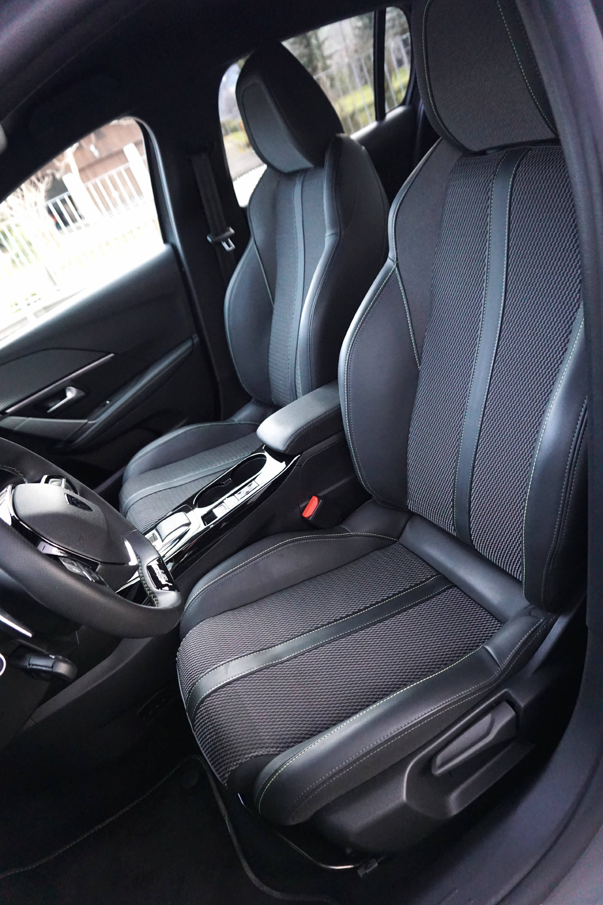PEUGEOT 208 1.2 Hybrid 145 GT-image-5