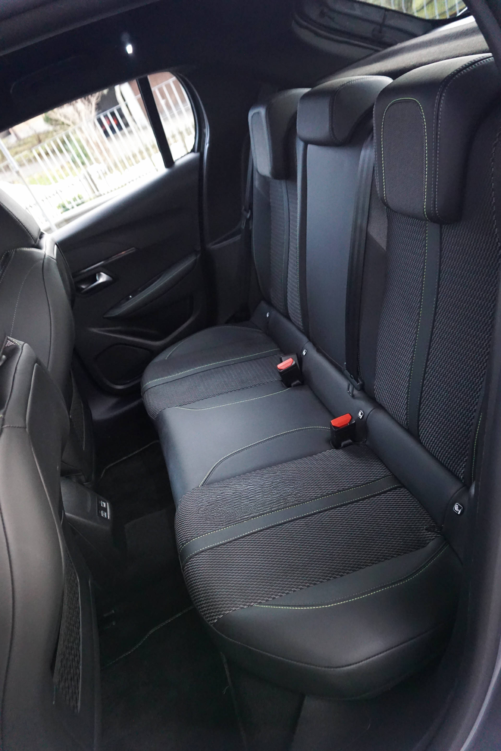 PEUGEOT 208 1.2 Hybrid 145 GT-image-6