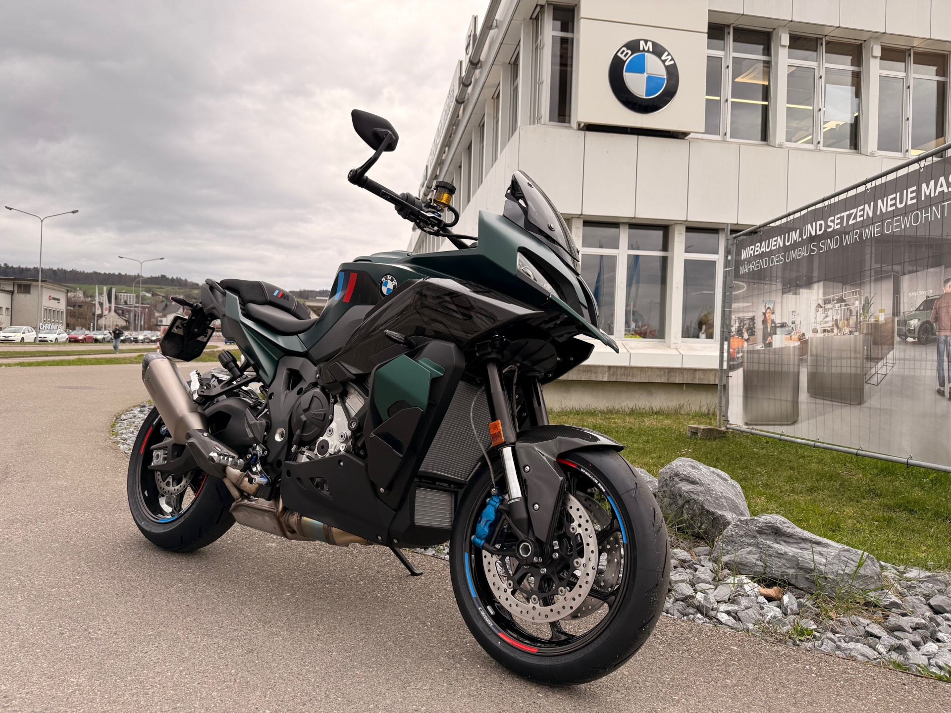 BMW M 1000 XR Competition M Competition in Aurelius green metallic-showroom-element-1