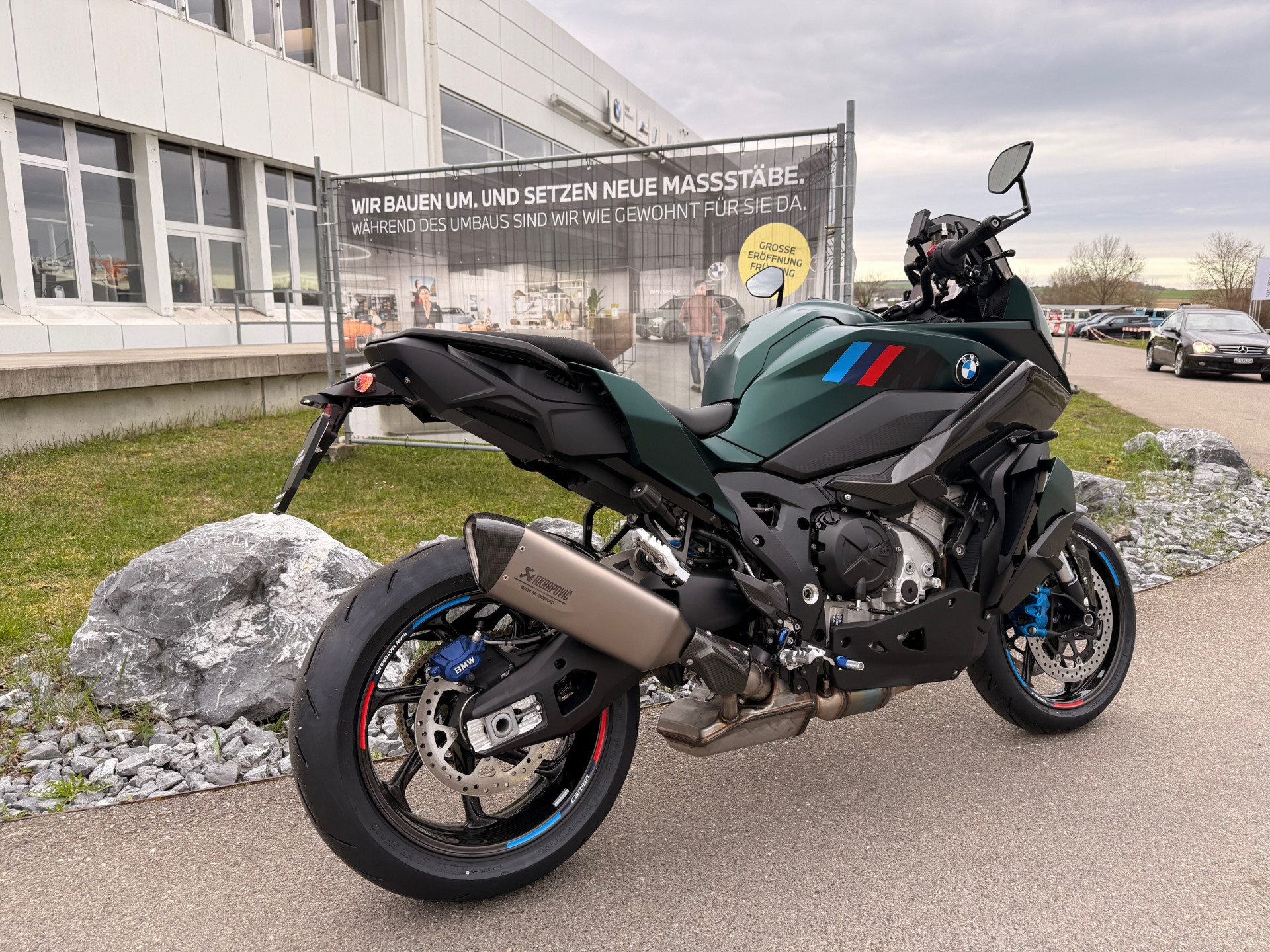 BMW M 1000 XR Competition M Competition in Aurelius green metallic-showroom-element-3