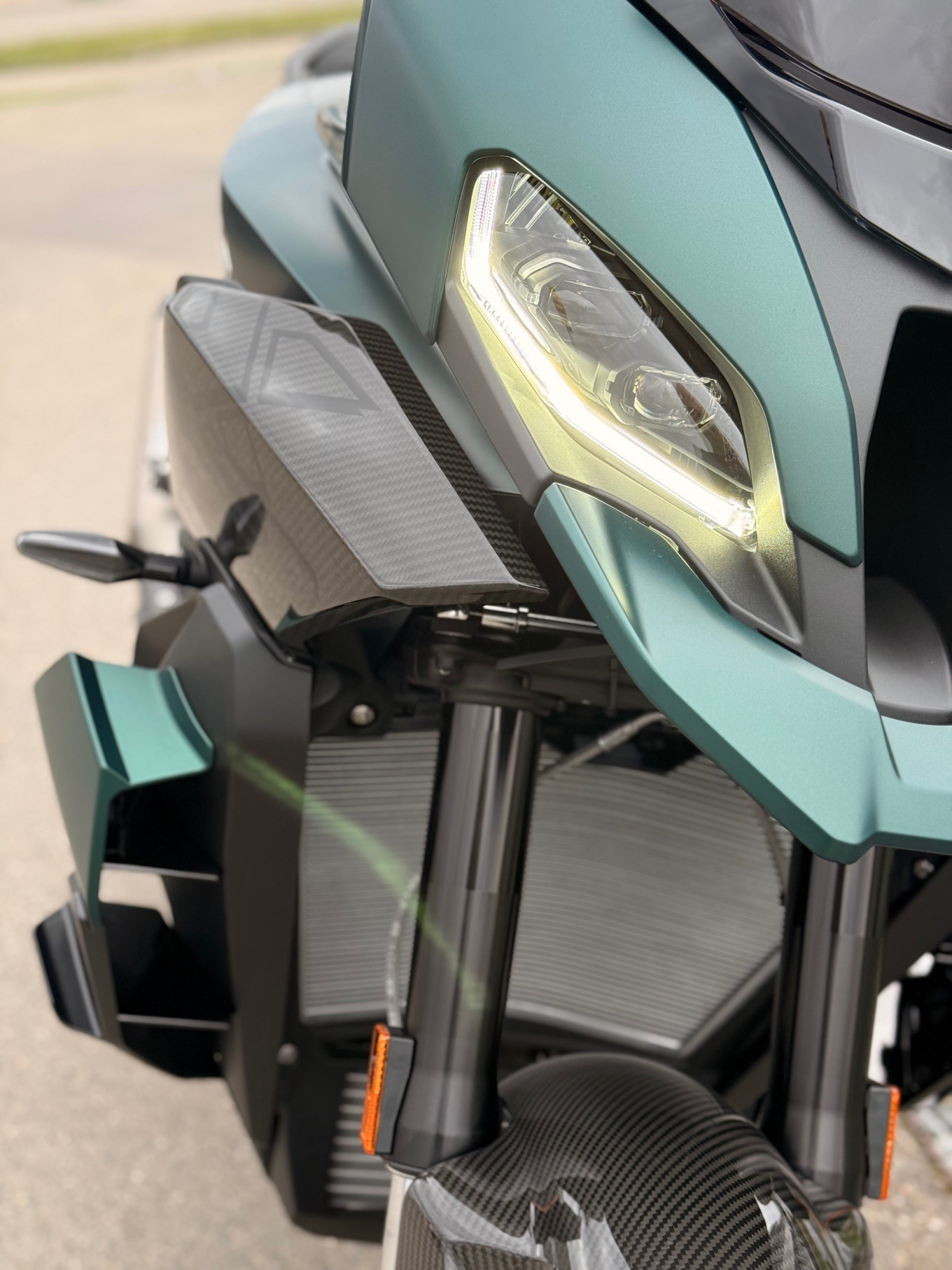 BMW M 1000 XR Competition M Competition in Aurelius green metallic-showroom-element-2