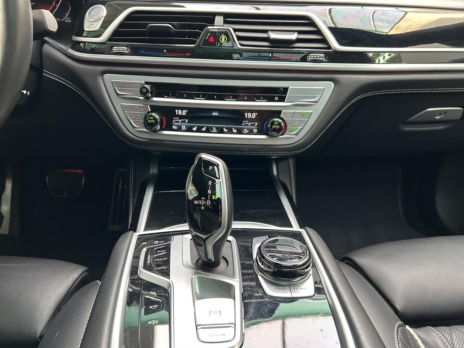 BMW 750i xDrive SAG-image-6