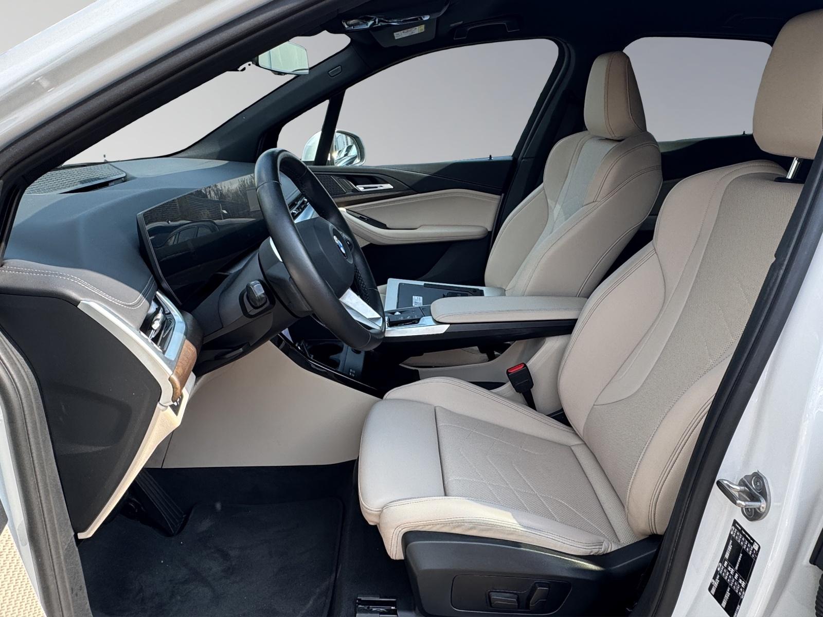 BMW 218i Active Tourer-image-10