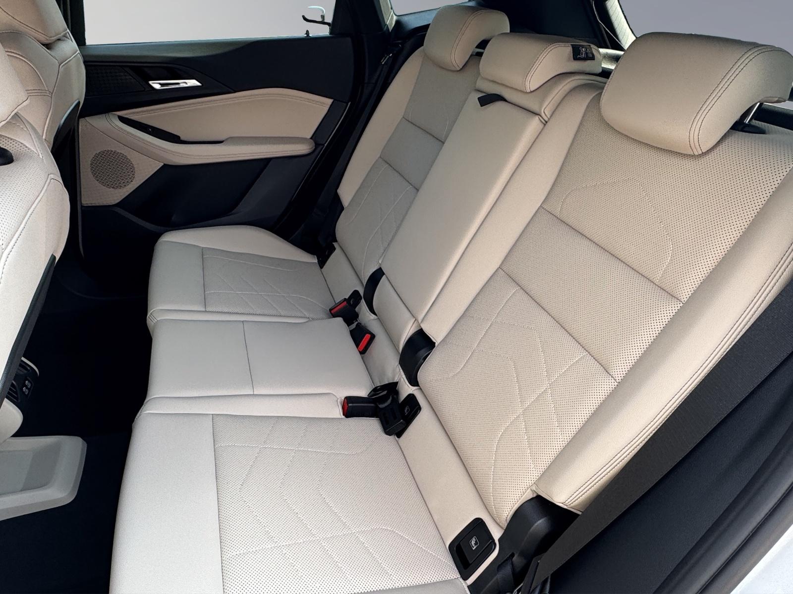 BMW 218i Active Tourer-image-13