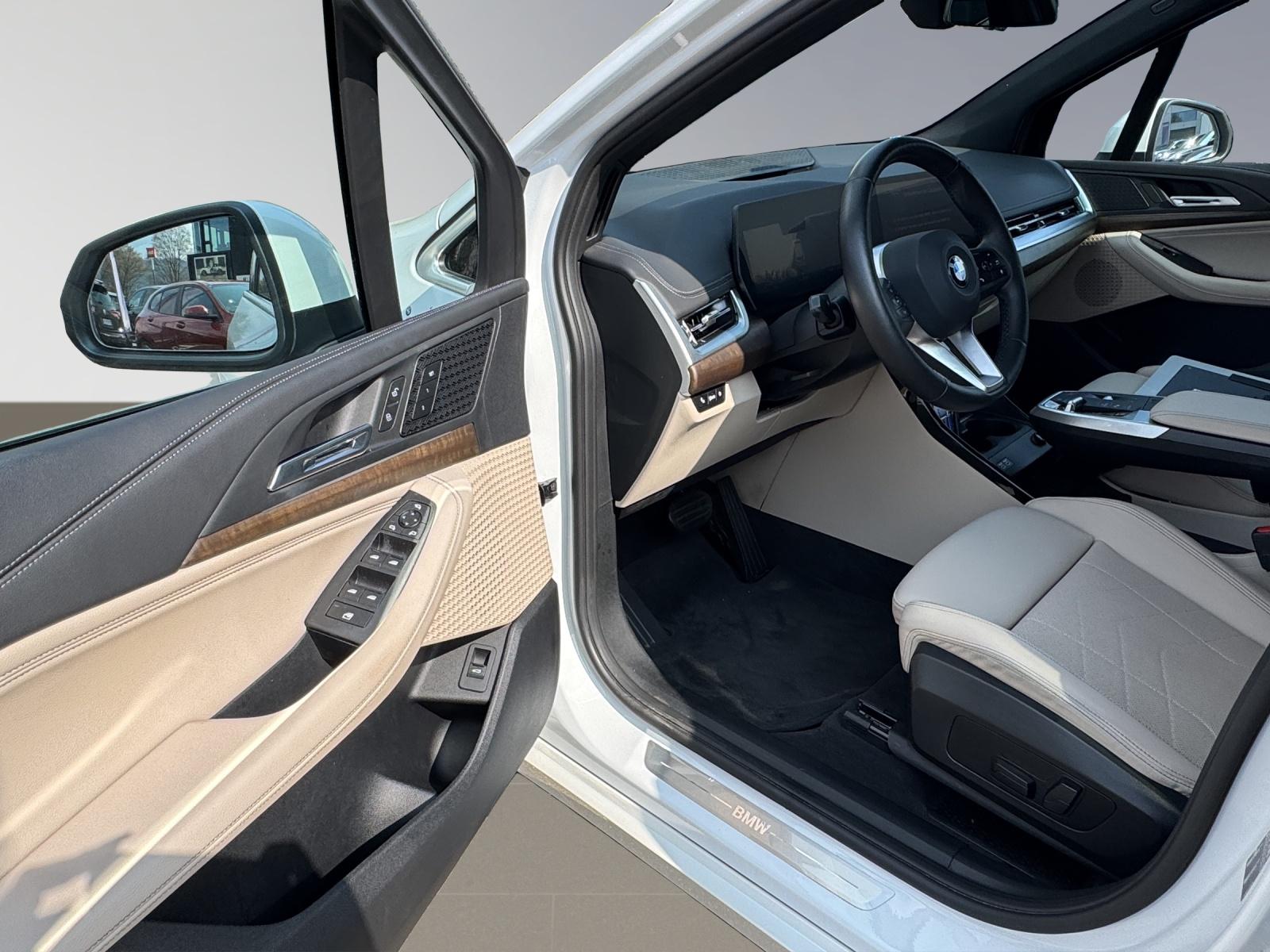 BMW 218i Active Tourer-image-11