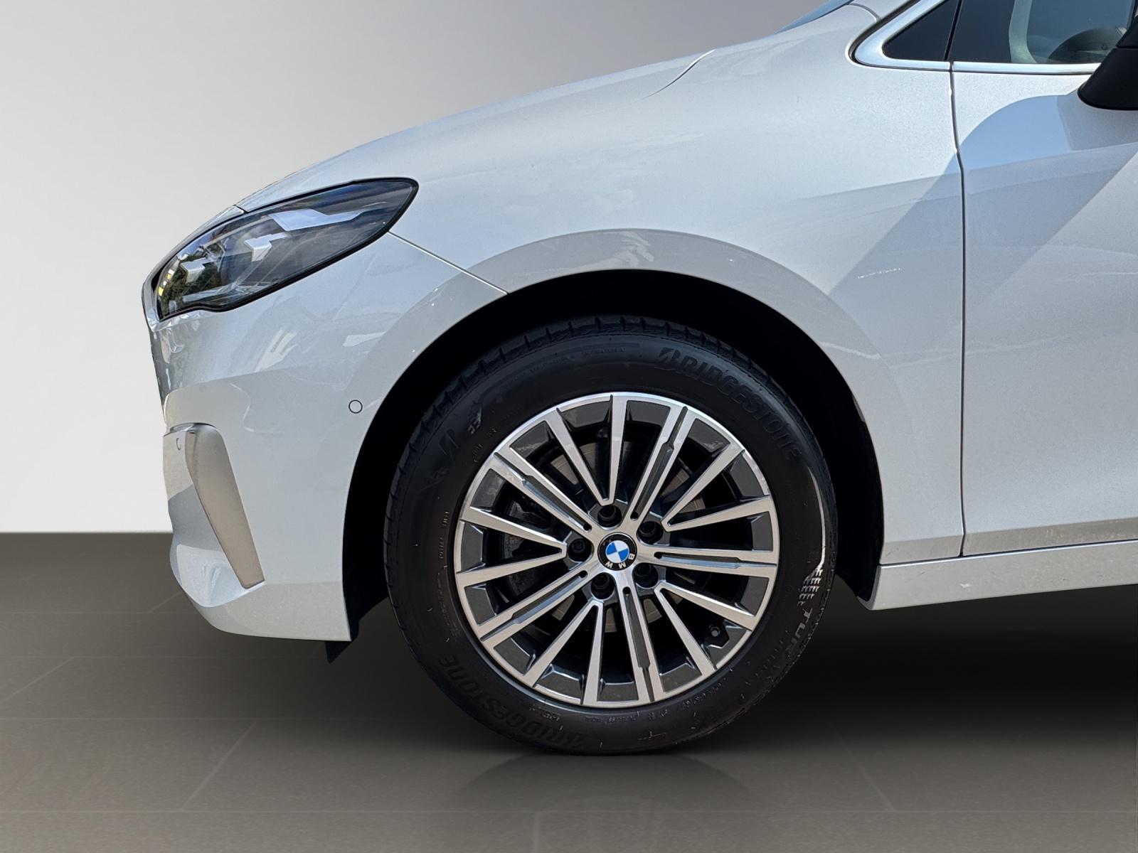 BMW 218i Active Tourer-image-8