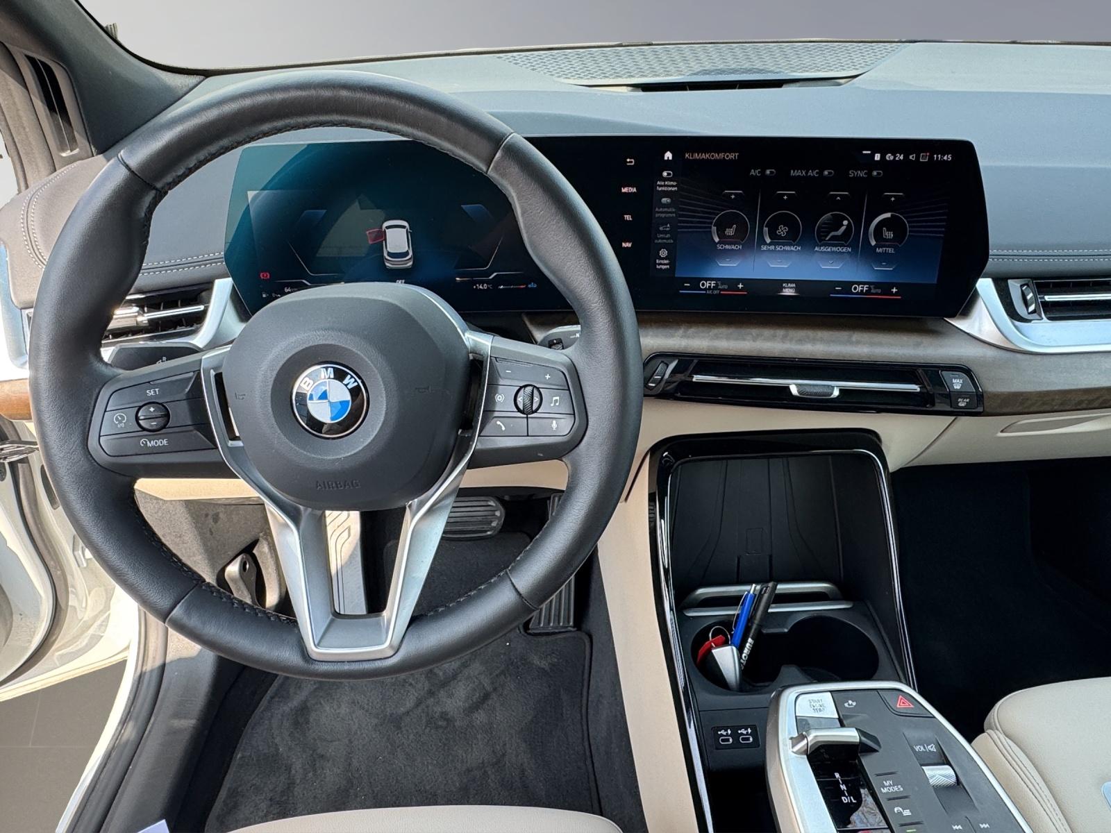 BMW 218i Active Tourer-image-17