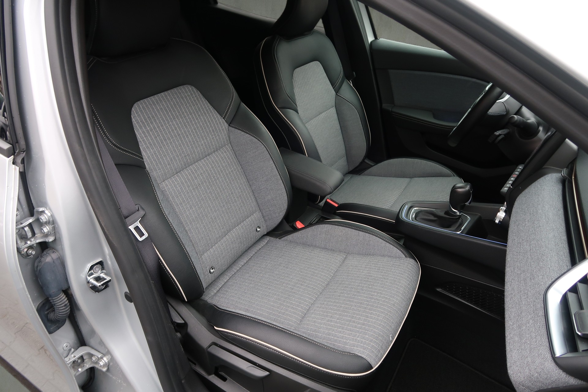 RENAULT Clio 1.6 E-Tech Lutecia-image-13