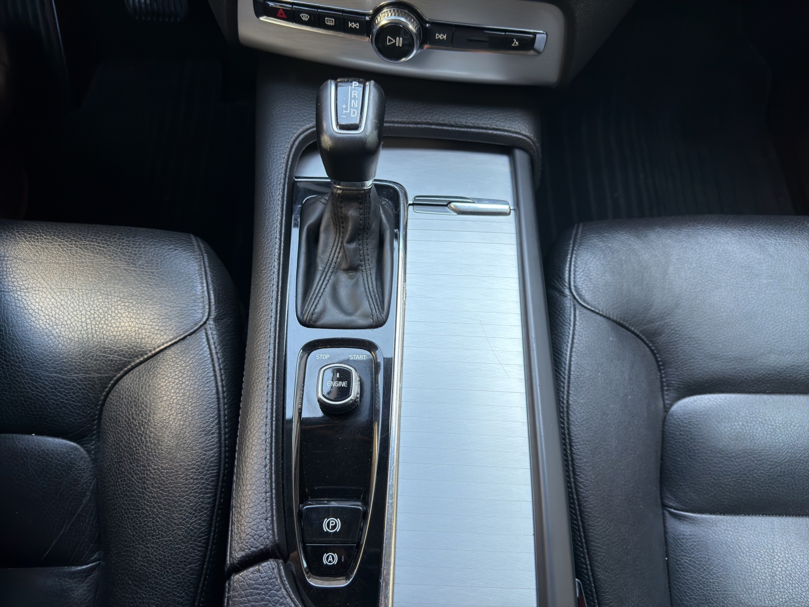 VOLVO XC90 D5 AWD Momentum Geartronic 7 Plätze-image-23