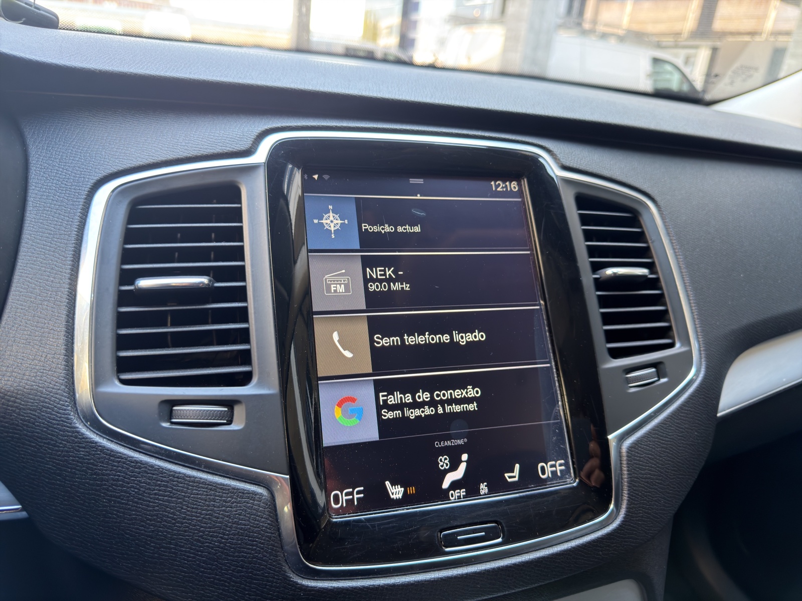 VOLVO XC90 D5 AWD Momentum Geartronic 7 Plätze-image-24