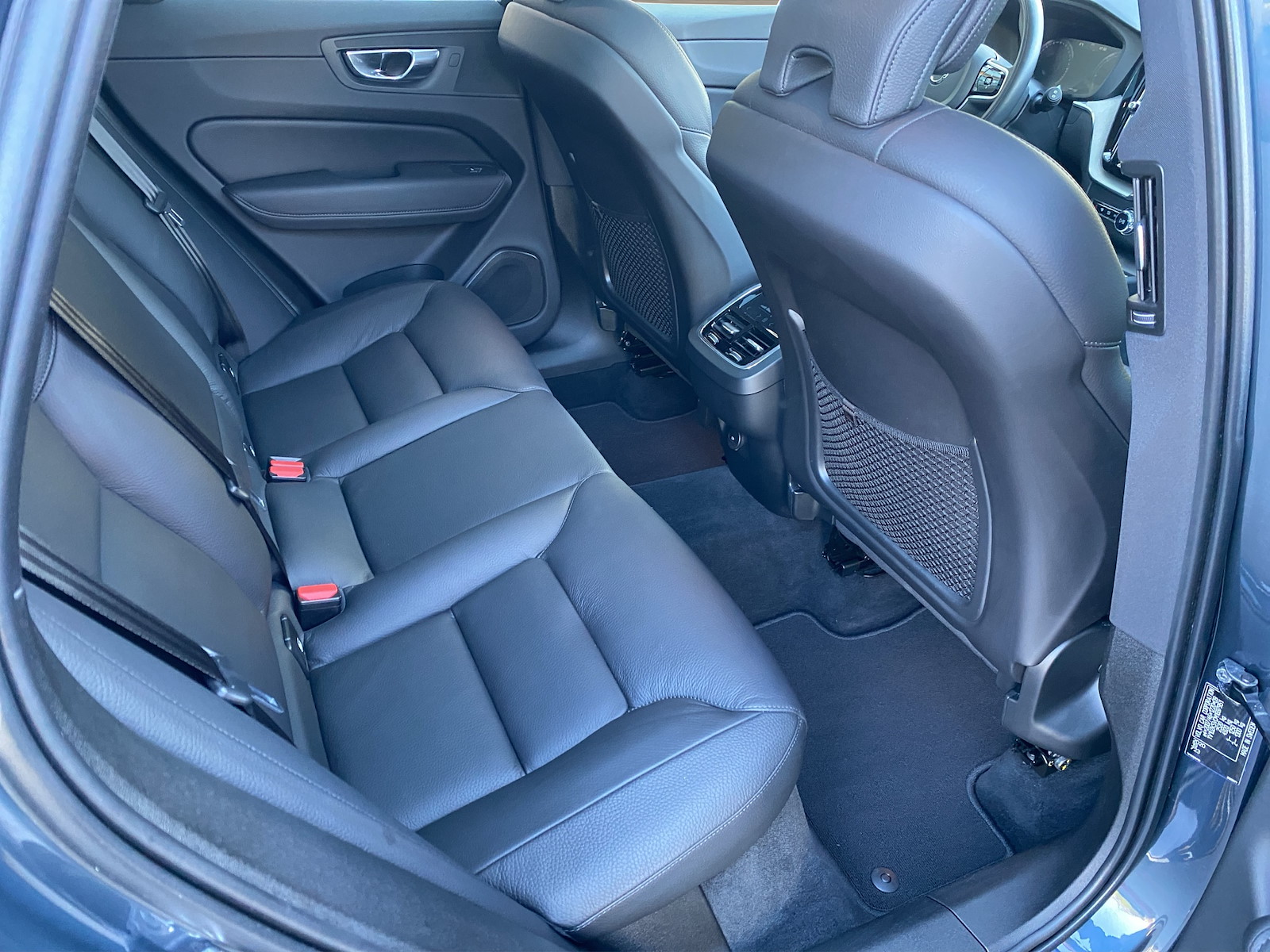 VOLVO XC60 2.0 B4 MH Inscription AWD-image-11