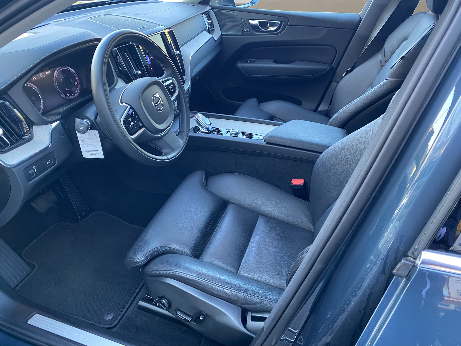 VOLVO XC60 2.0 B4 MH Inscription AWD-image-8