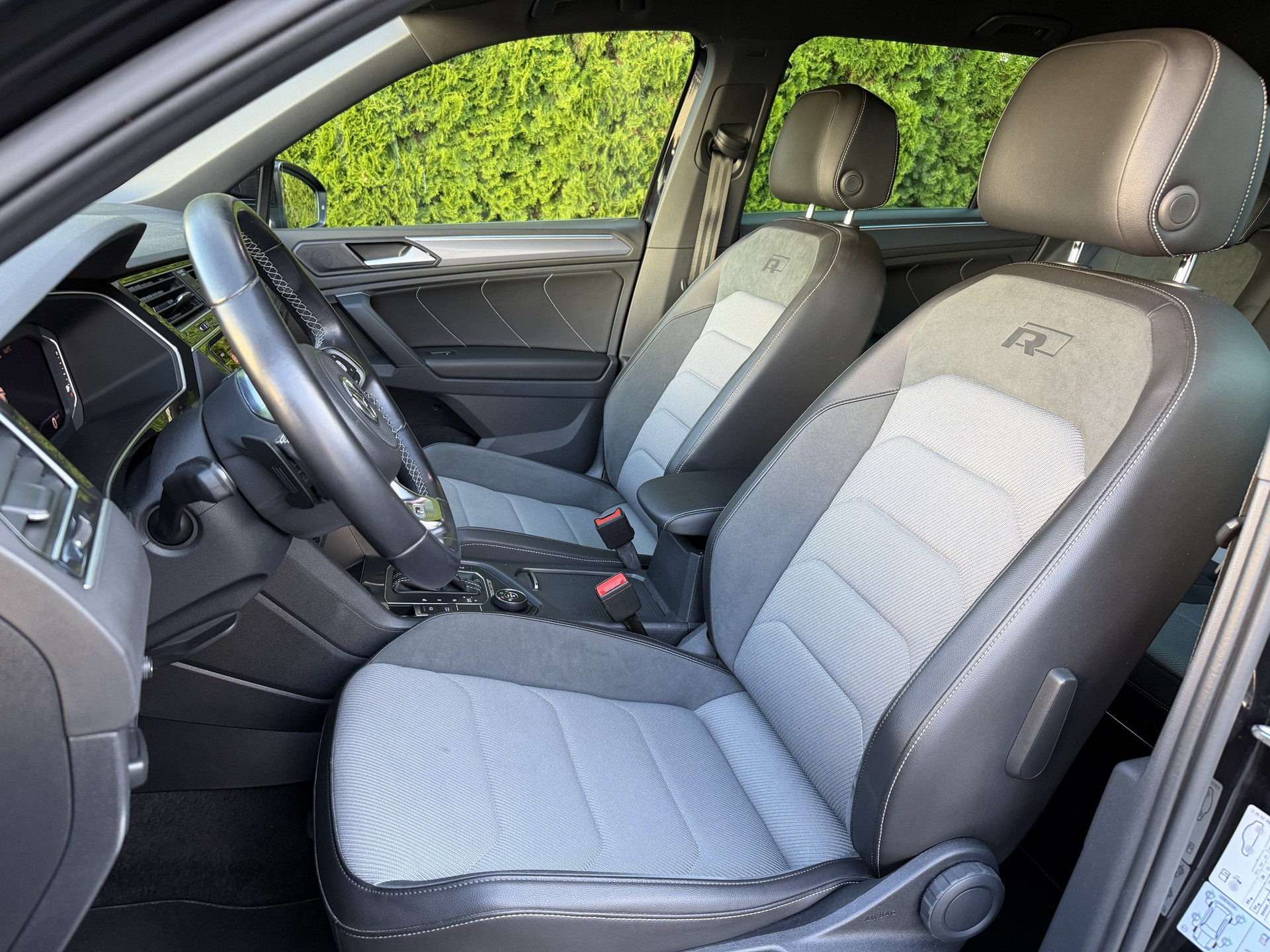 VW Tiguan 2.0 TDI SCR Highline R-Line 4Motion DSG / CH-Fahrzeug / Anhängerkupplung-image-23