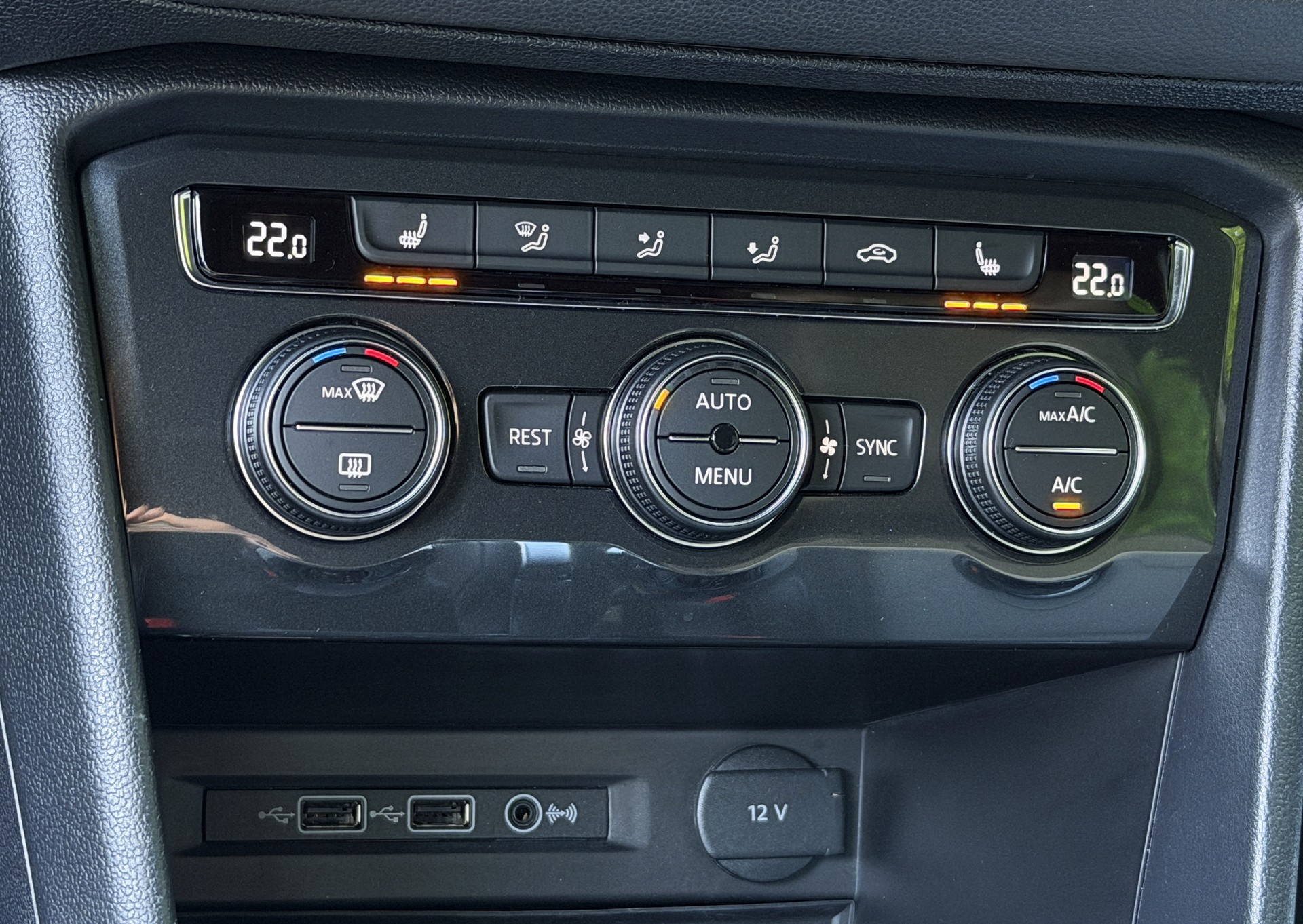 VW Tiguan 2.0 TDI SCR Highline R-Line 4Motion DSG / CH-Fahrzeug / Anhängerkupplung-image-19