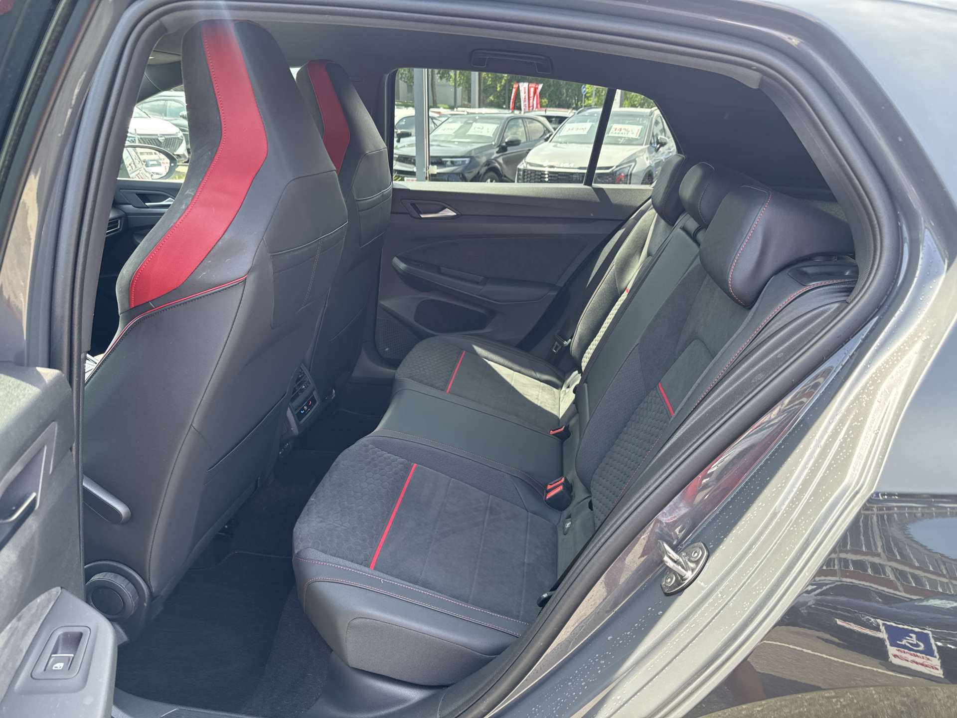 VW Golf 2.0 TSi GTi 301PS Clubsport DSG-Automat-image-6