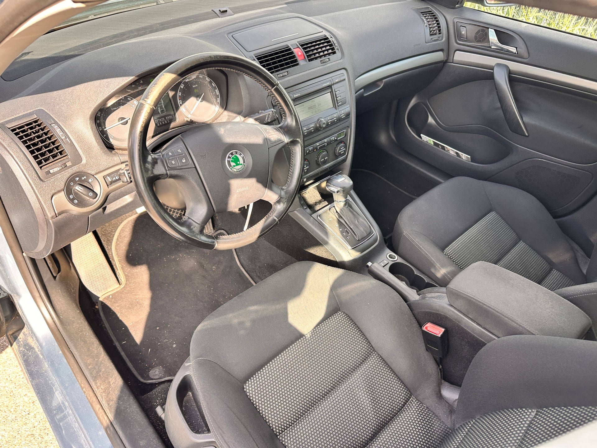 SKODA Octavia 2.0 FSI Elegance Tiptronic-image-8