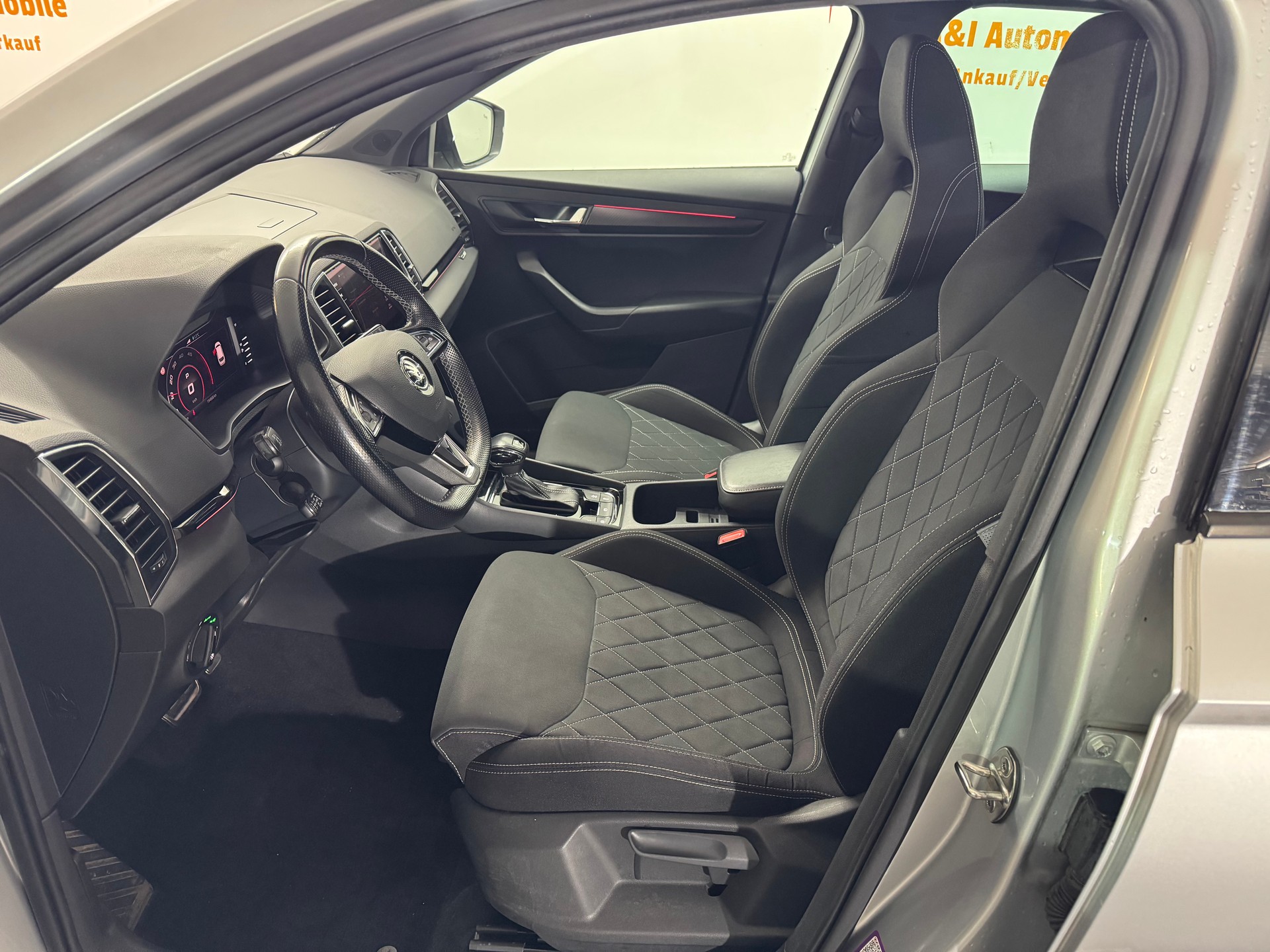 SKODA Karoq 2.0 TDI SCR SportLine 4x4 DSG-image-8