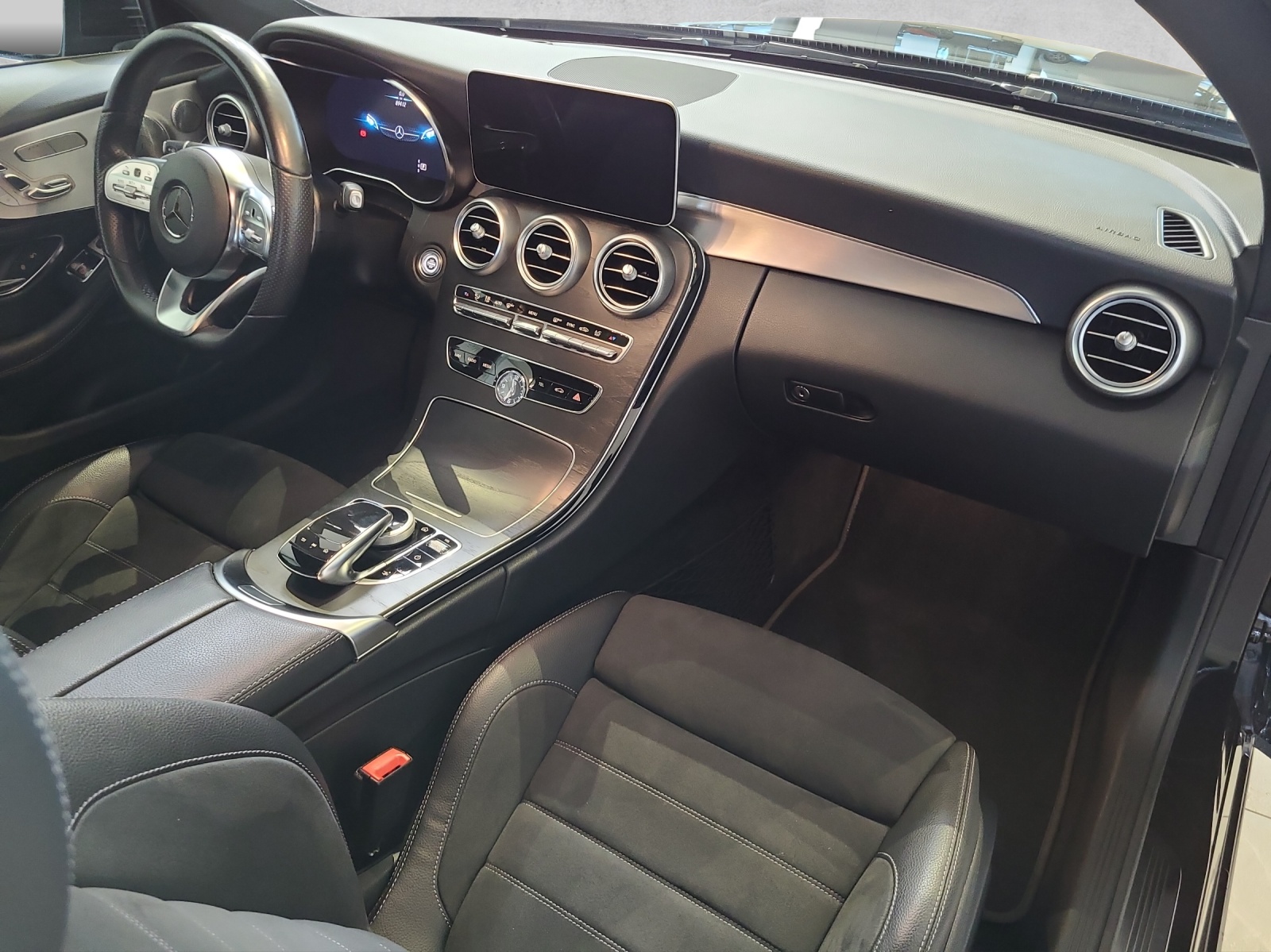 MERCEDES-BENZ C 200 Coupé 4Matic AMG Line 9G-Tronic-image-14