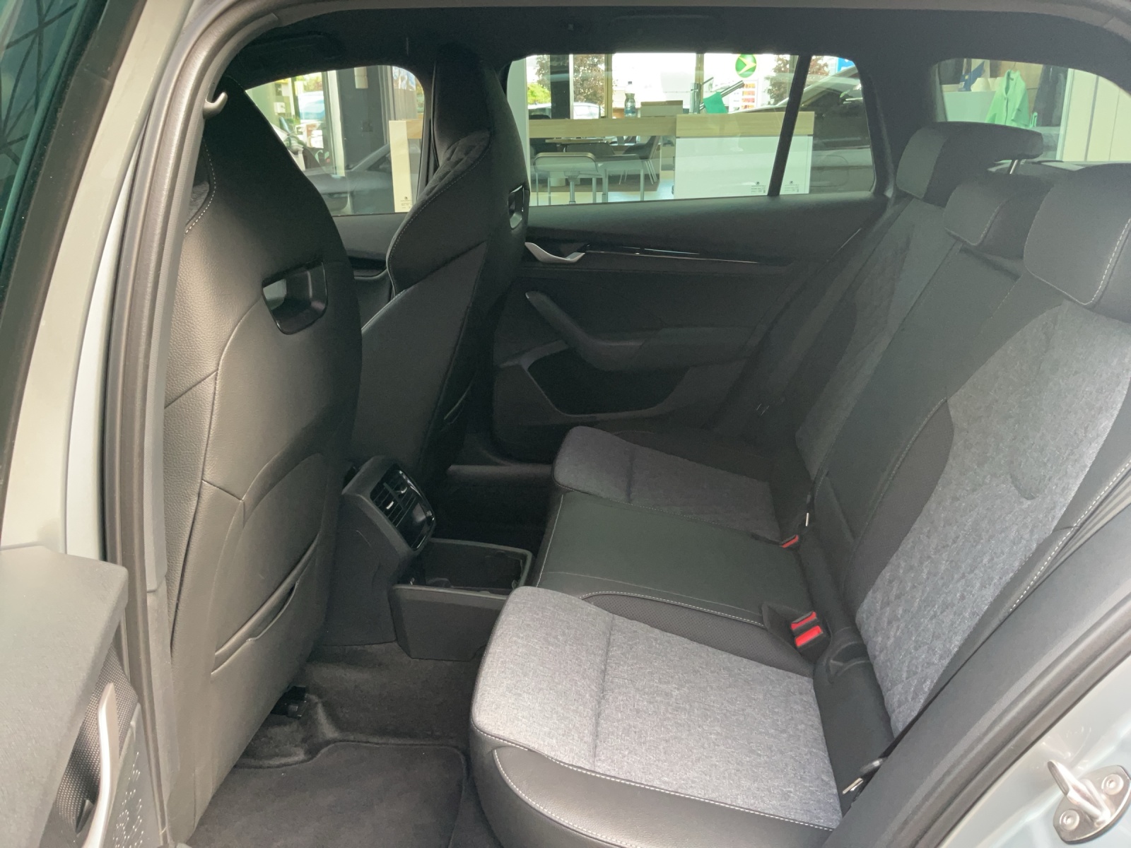 SKODA Octavia Combi 2.0 TSI DSG Dynamic 4x4-image-10