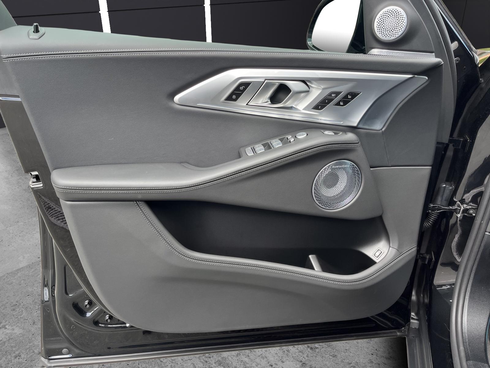 BMW XM 50e Plug-in Hybrid-image-7