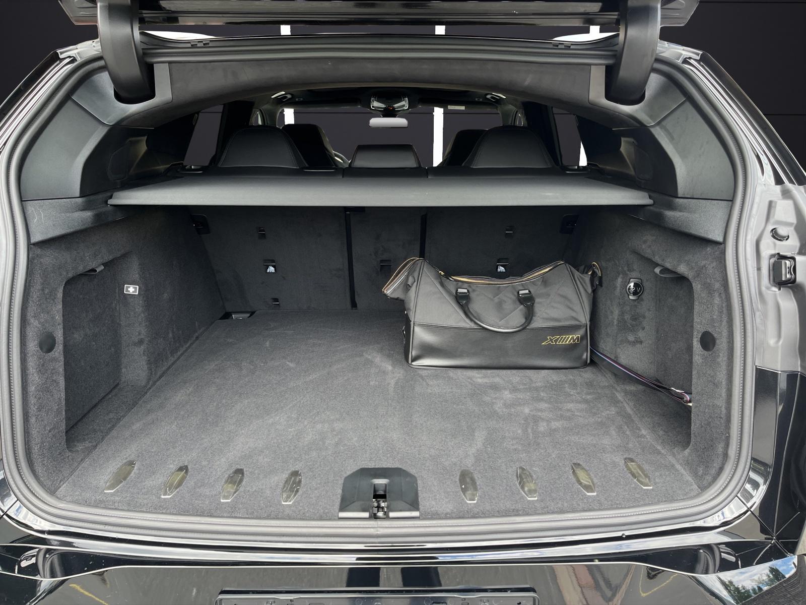 BMW XM 50e Plug-in Hybrid-image-9
