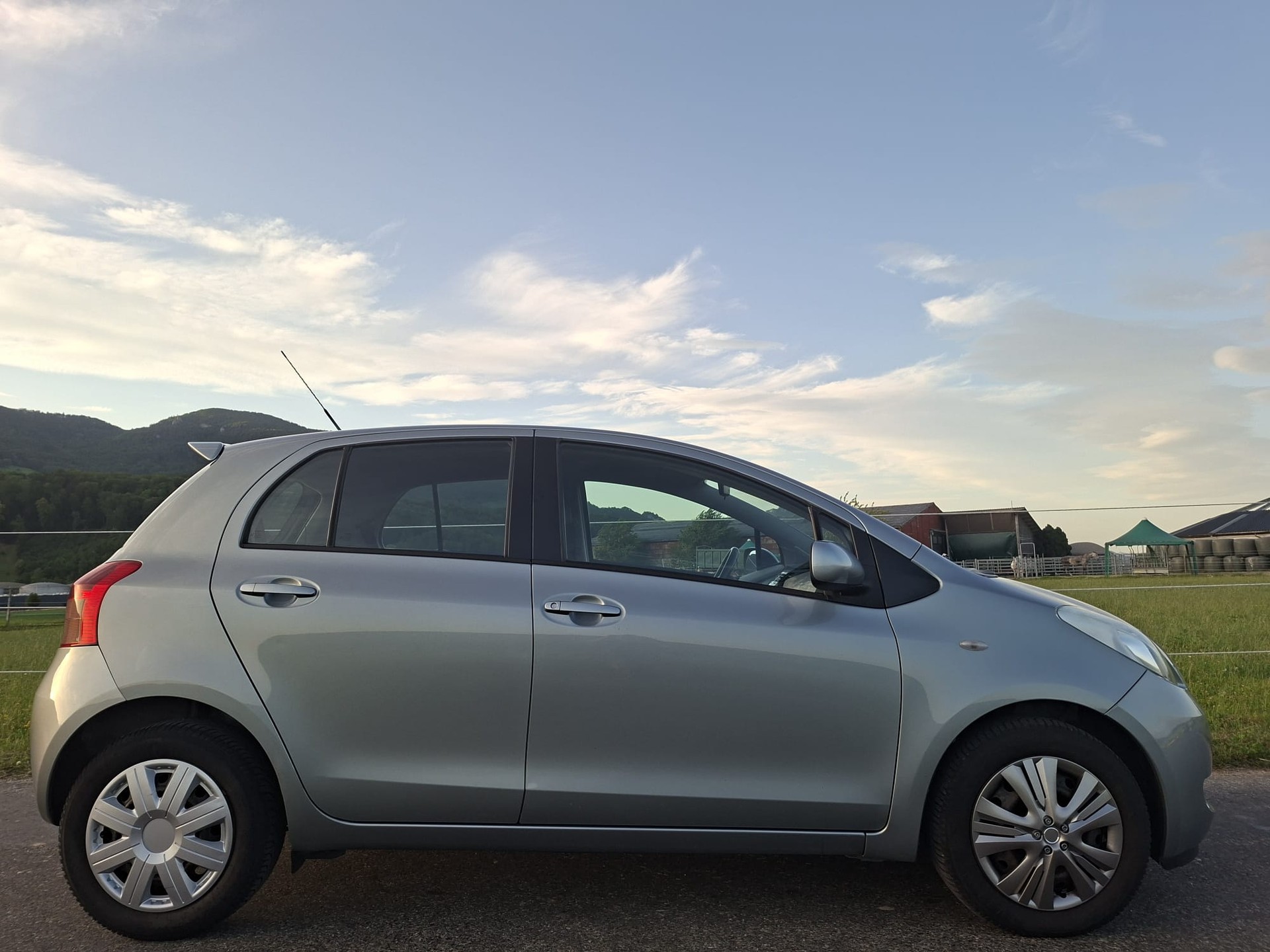 TOYOTA Yaris 1.3 Linea Sol-image-2